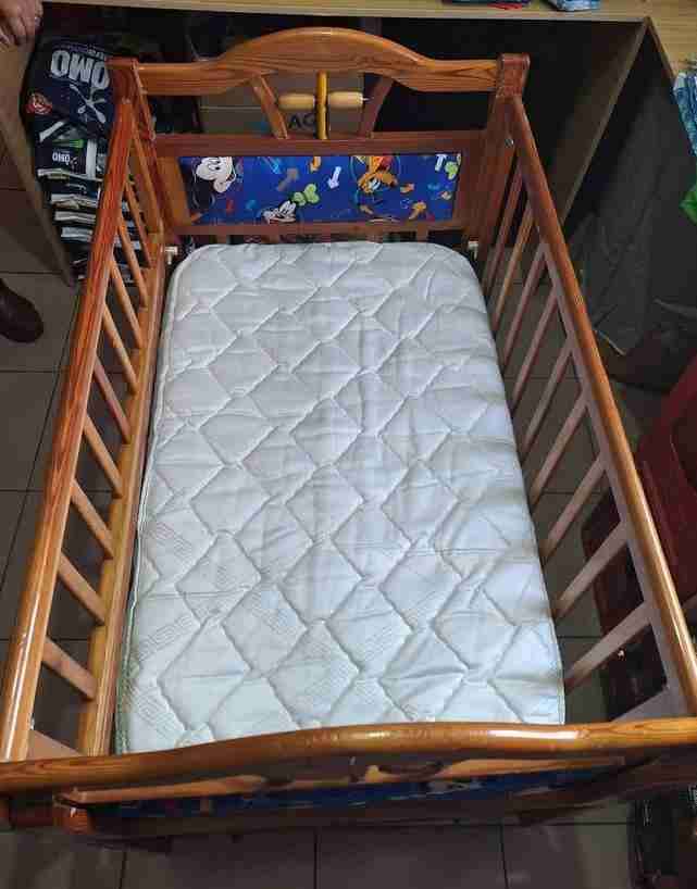 Cuna mecedora de madera para bebé - miniatura 4