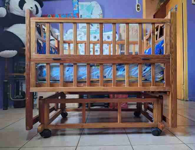 Cuna mecedora de madera para bebé - miniatura 5