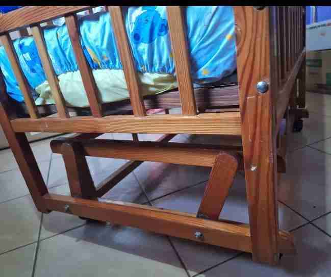 Cuna mecedora de madera para bebé - miniatura 6