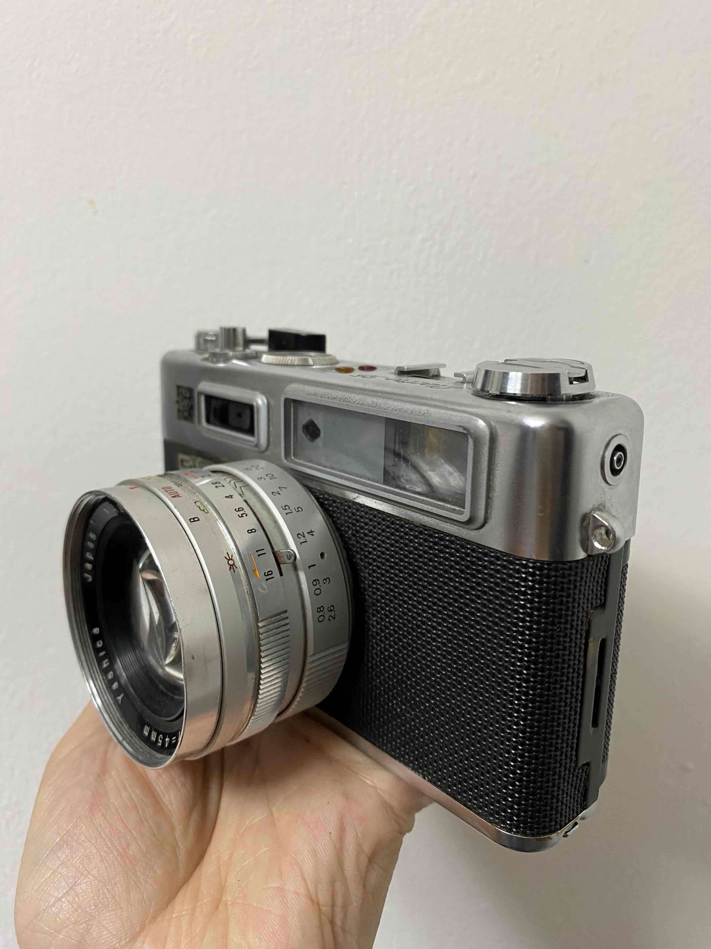 Cámara vintage Yashica negra - miniatura 2