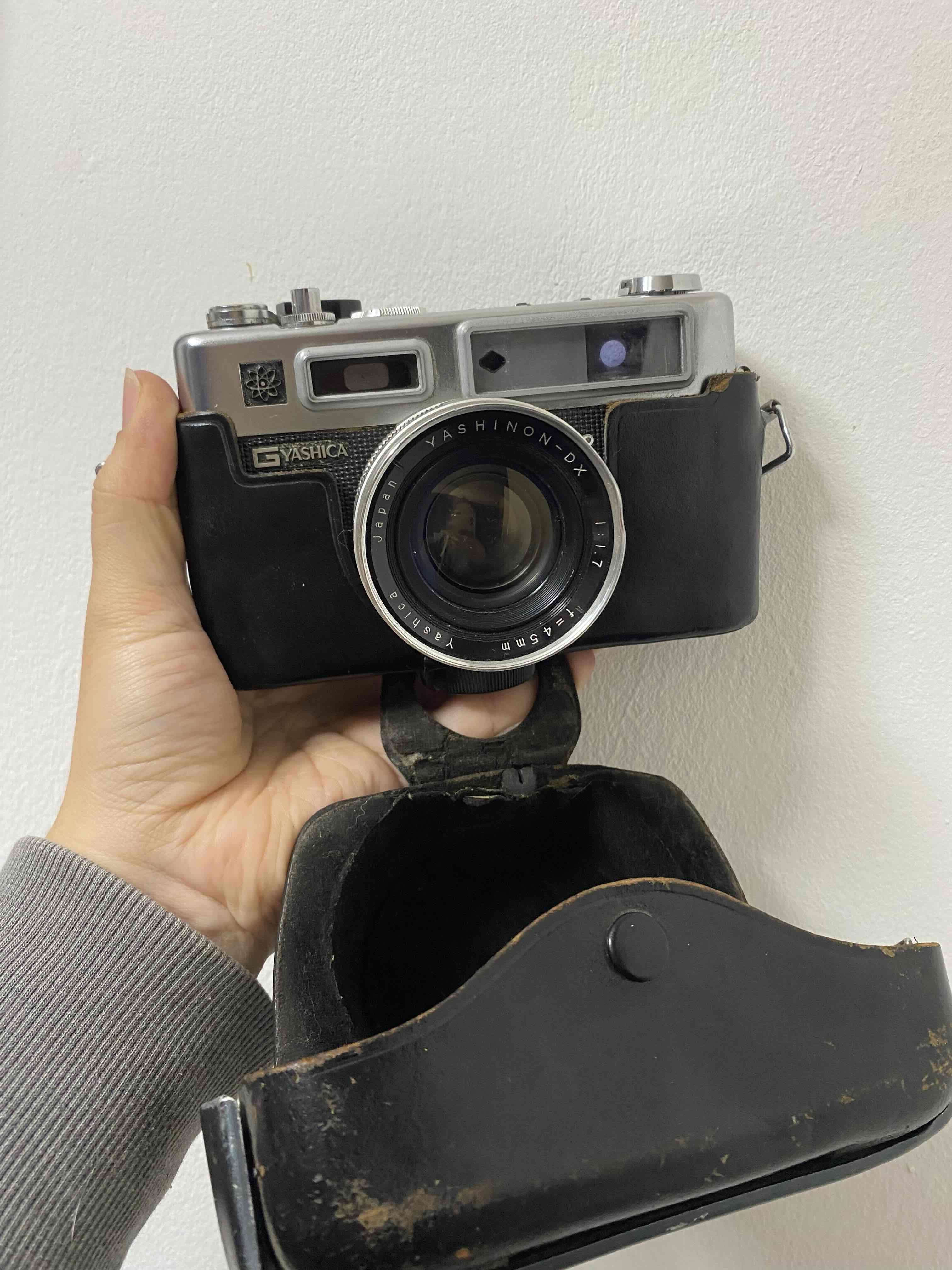 Cámara vintage Yashica negra - miniatura 4