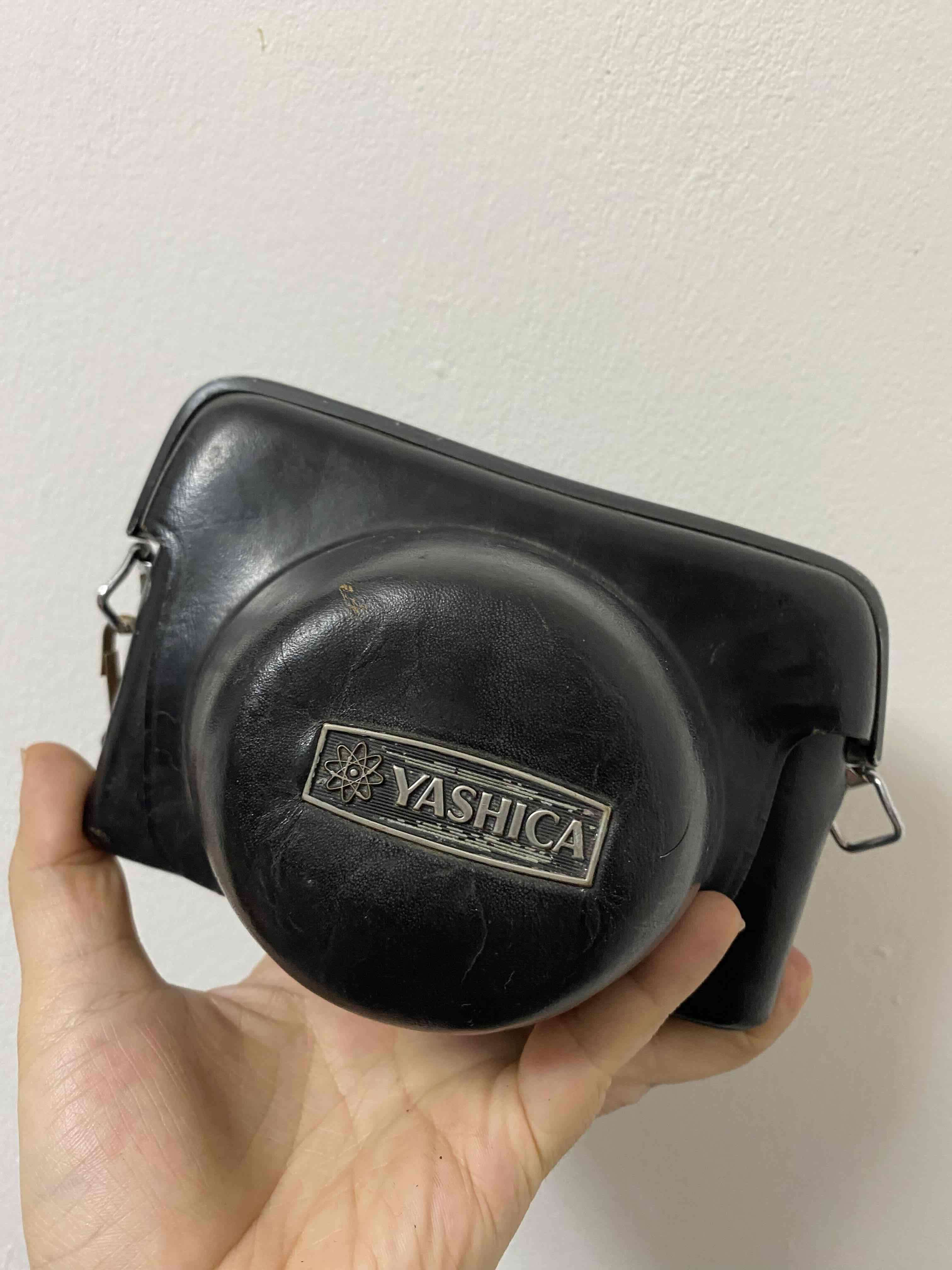 Cámara vintage Yashica negra - miniatura 5