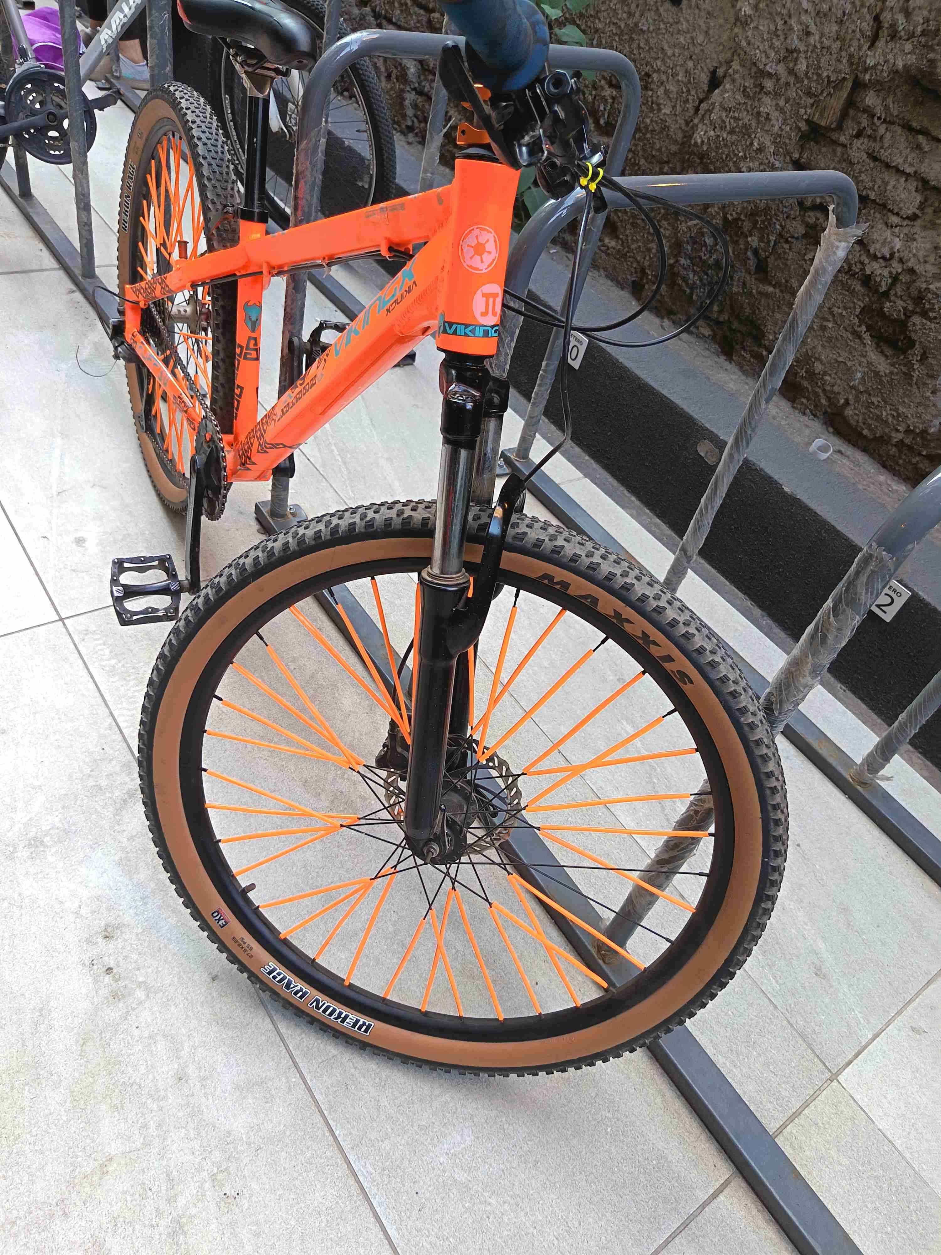 Bicicleta montaña naranja Vikinx - miniatura 2