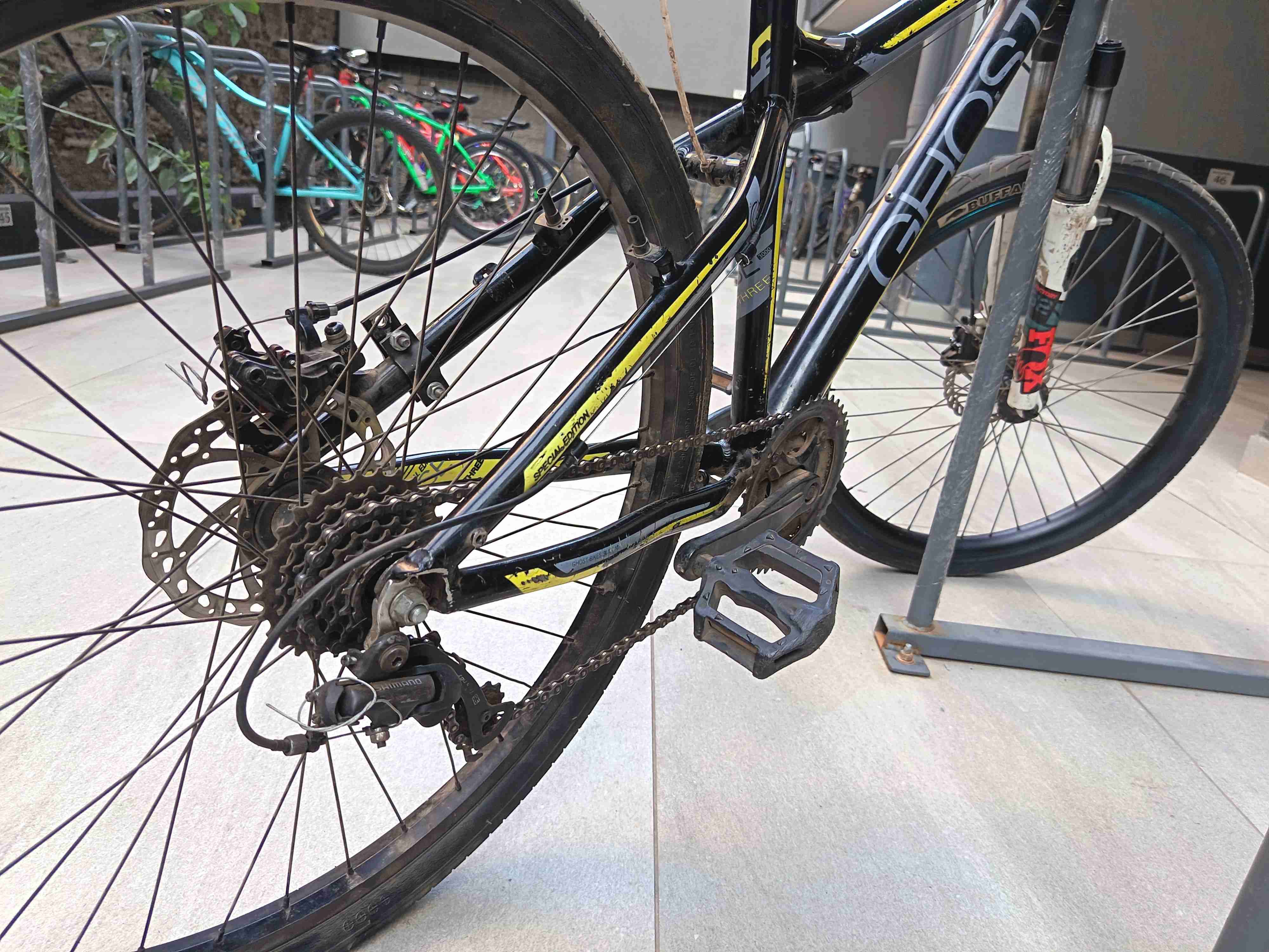 Bicicleta de montaña negra - miniatura 3