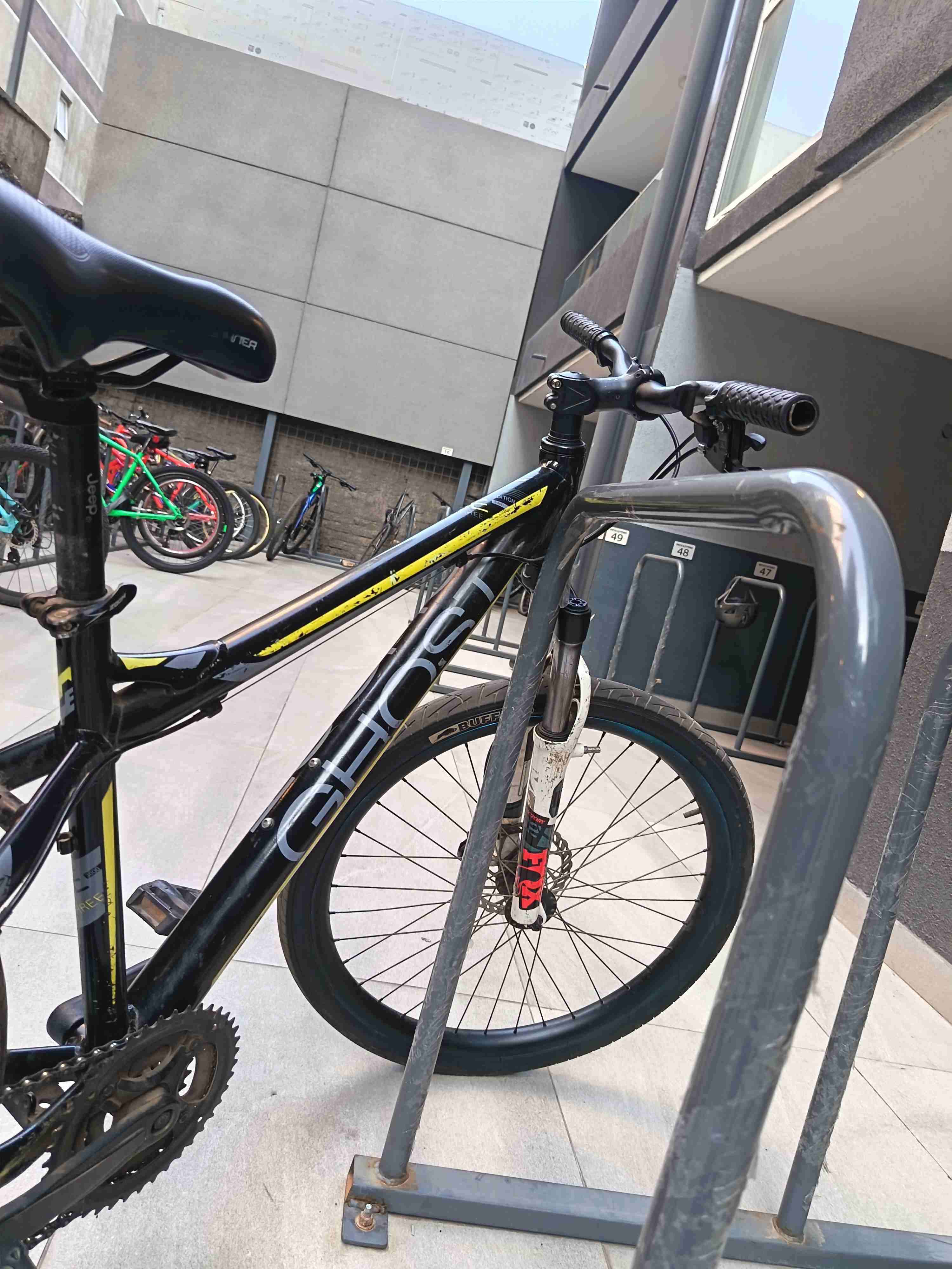 Bicicleta de montaña negra - miniatura 4