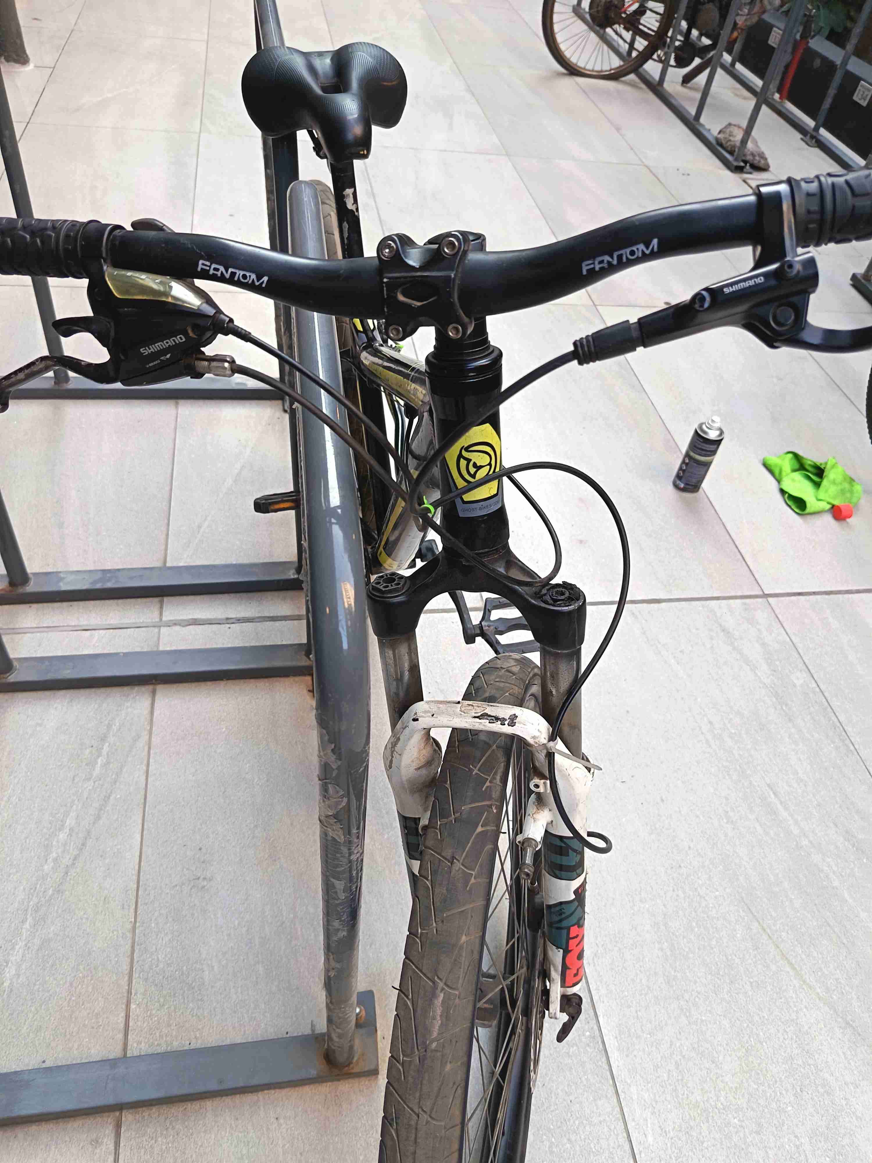 Bicicleta de montaña negra - miniatura 5