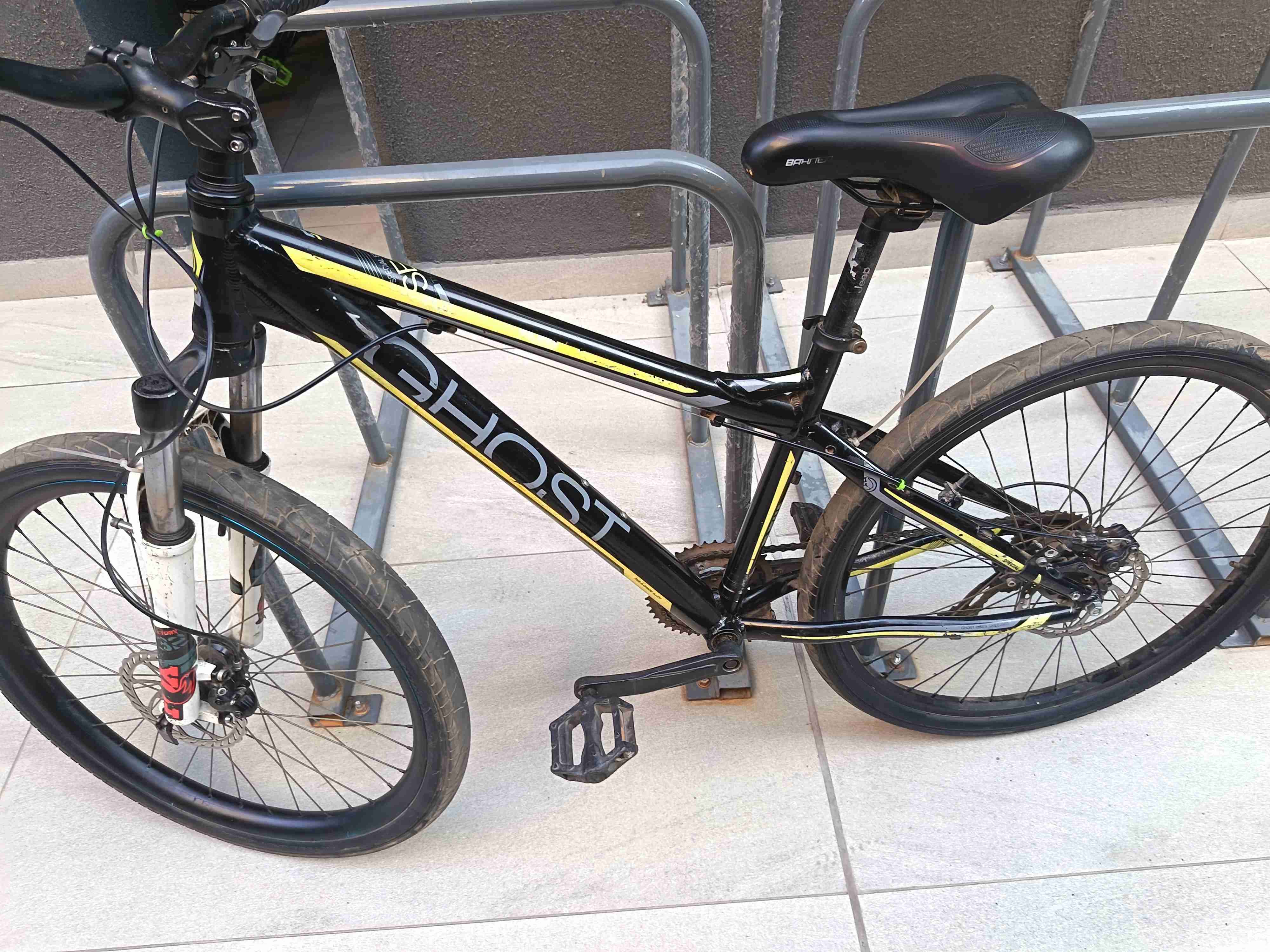 Bicicleta de montaña negra - miniatura 6