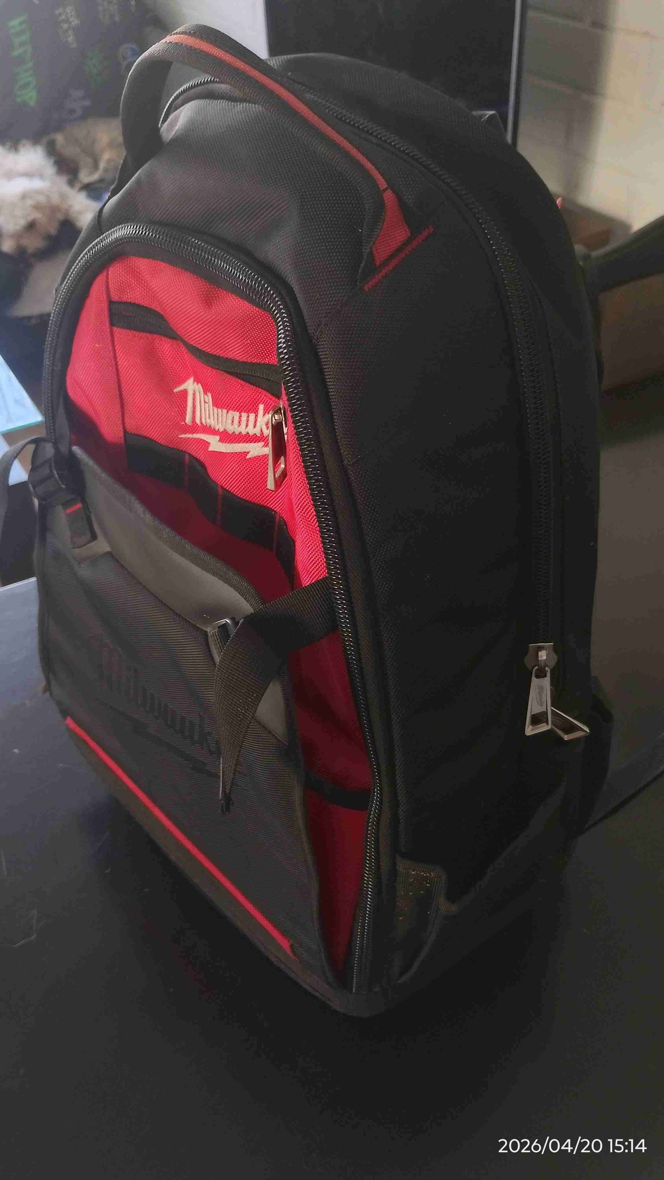 Mochila Milwaukee negra y roja - miniatura 2