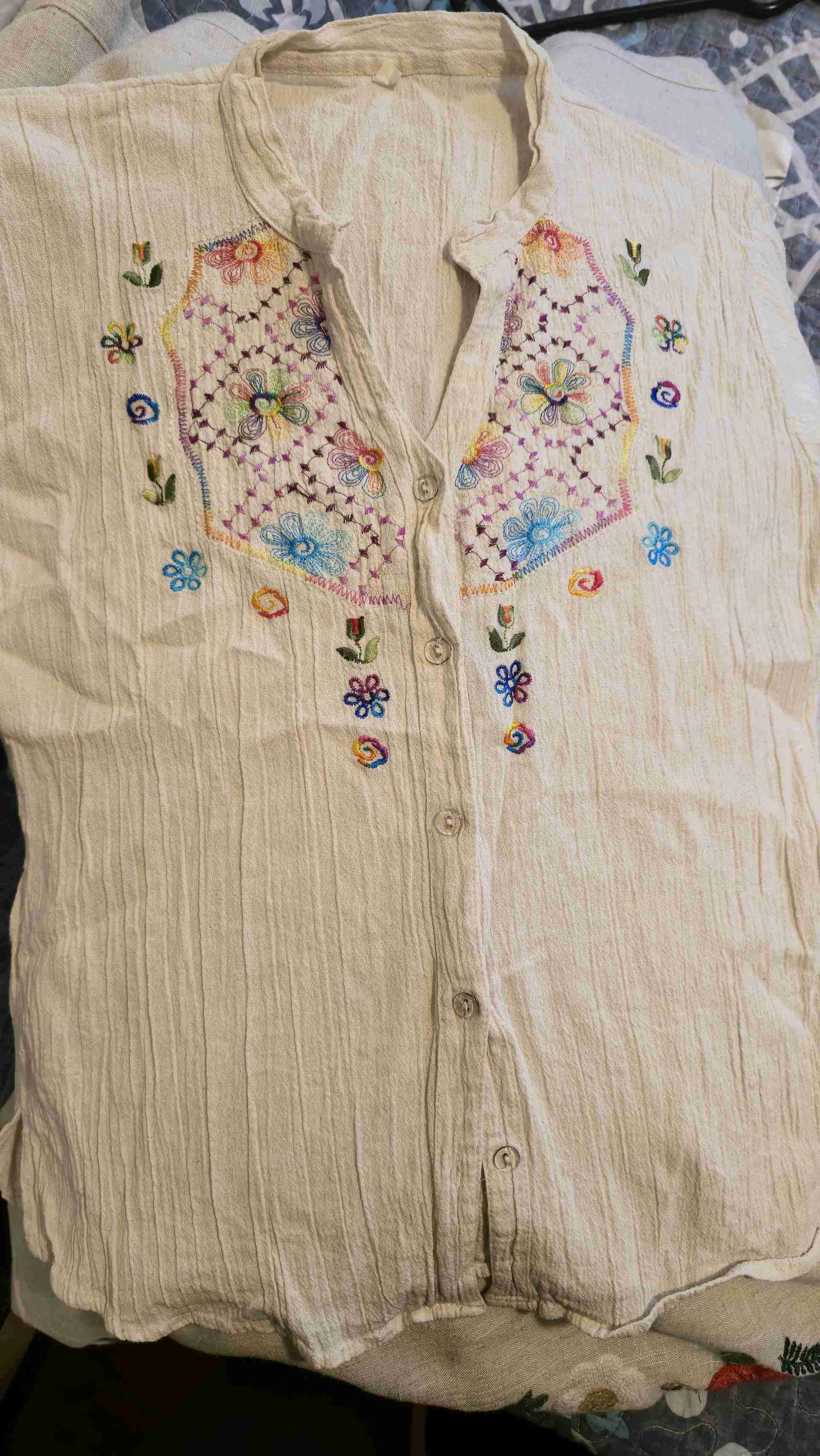 Blusa beige con bordado floral