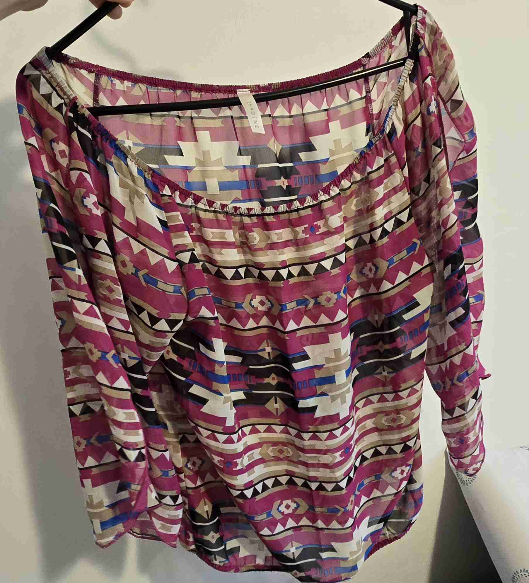 Blusa colorida con estampado geométrico