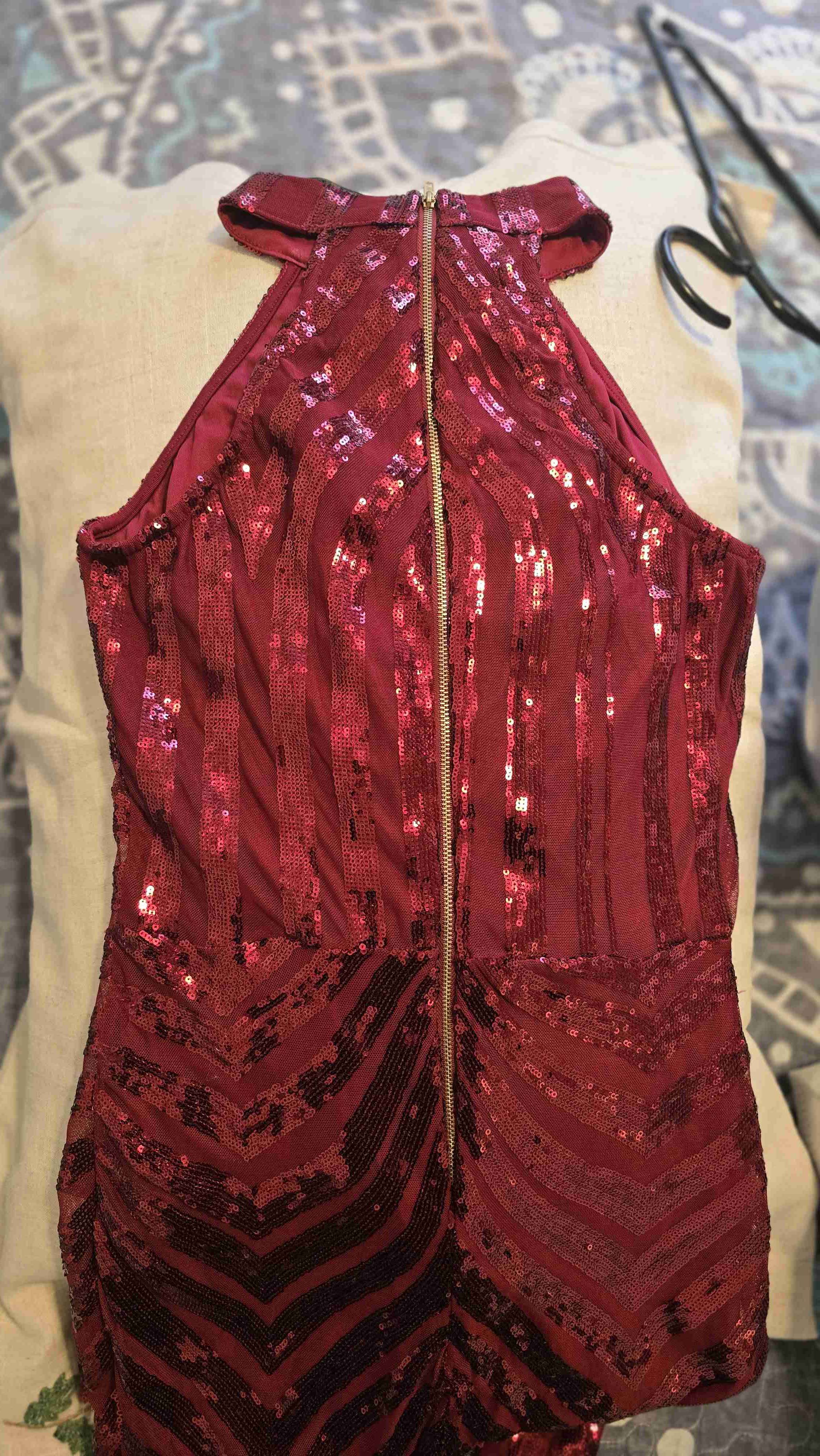 Vestido rojo con lentejuelas - miniatura 2