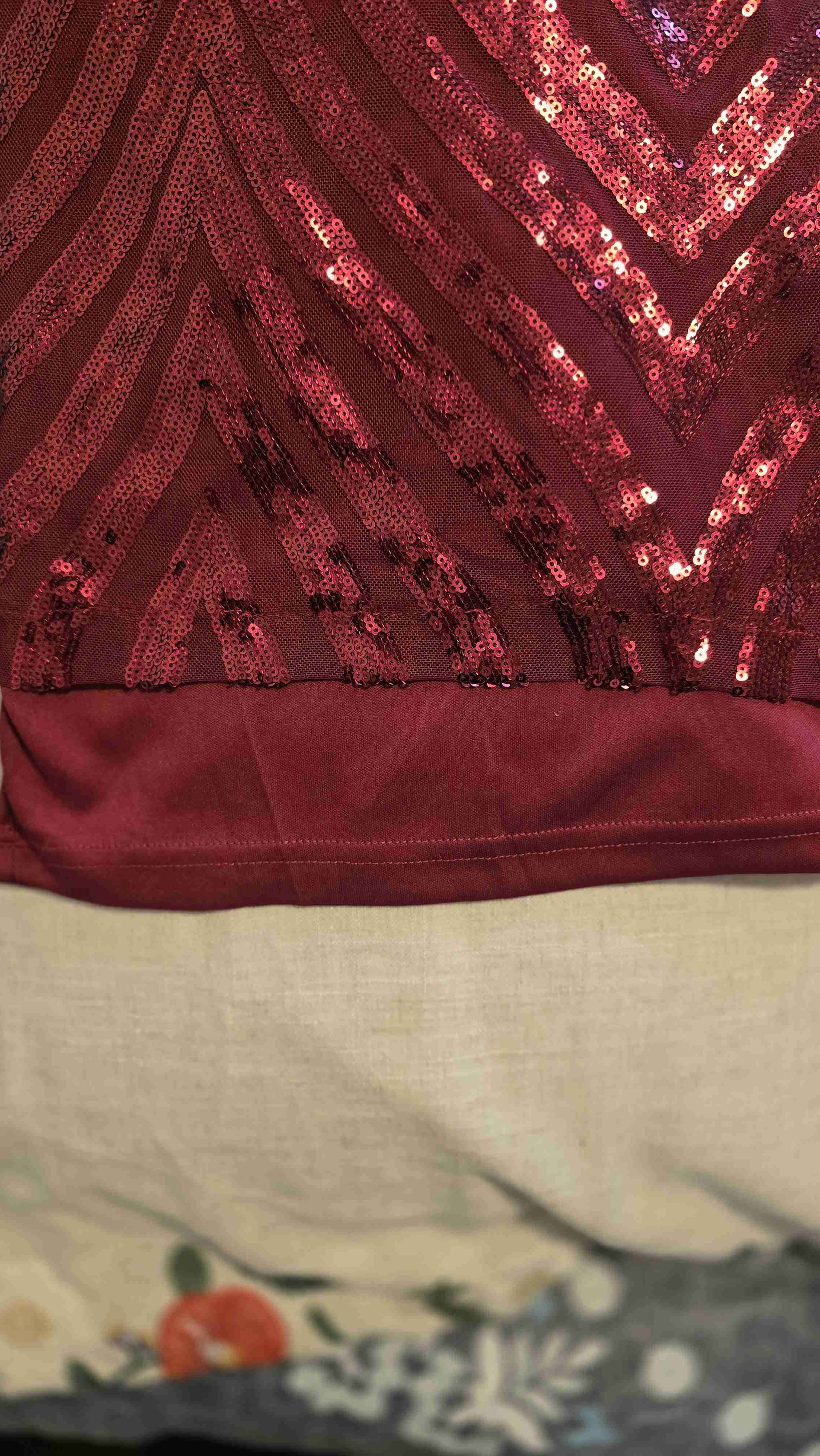 Vestido rojo con lentejuelas - miniatura 3