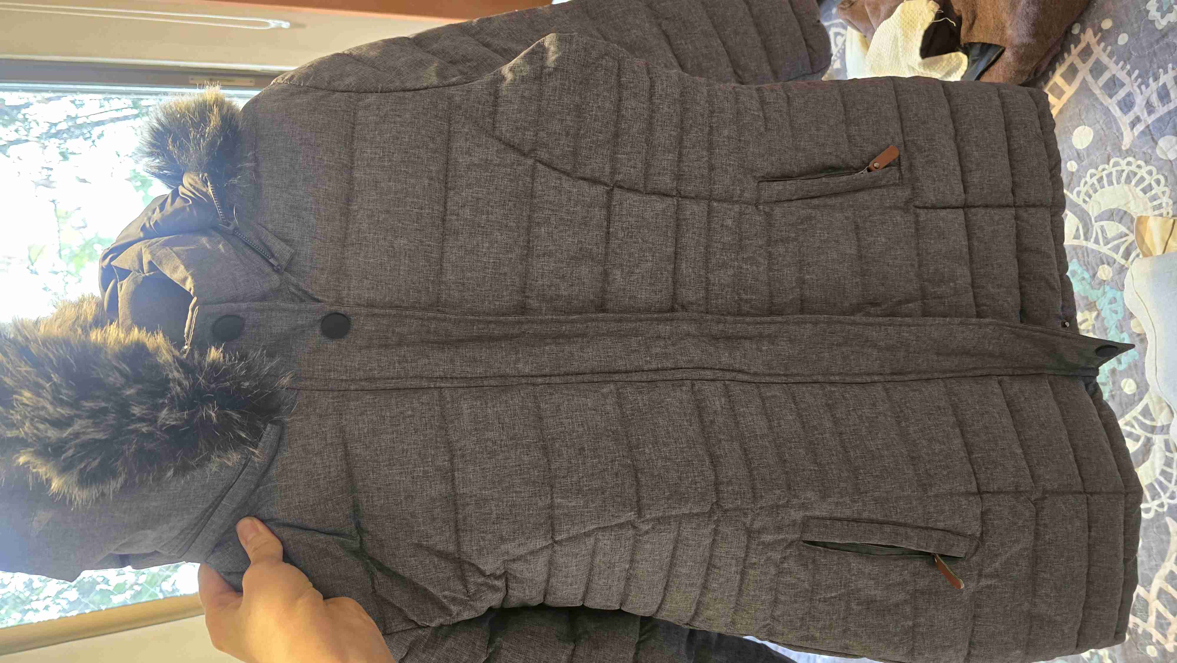 Parka gris con capucha peluda