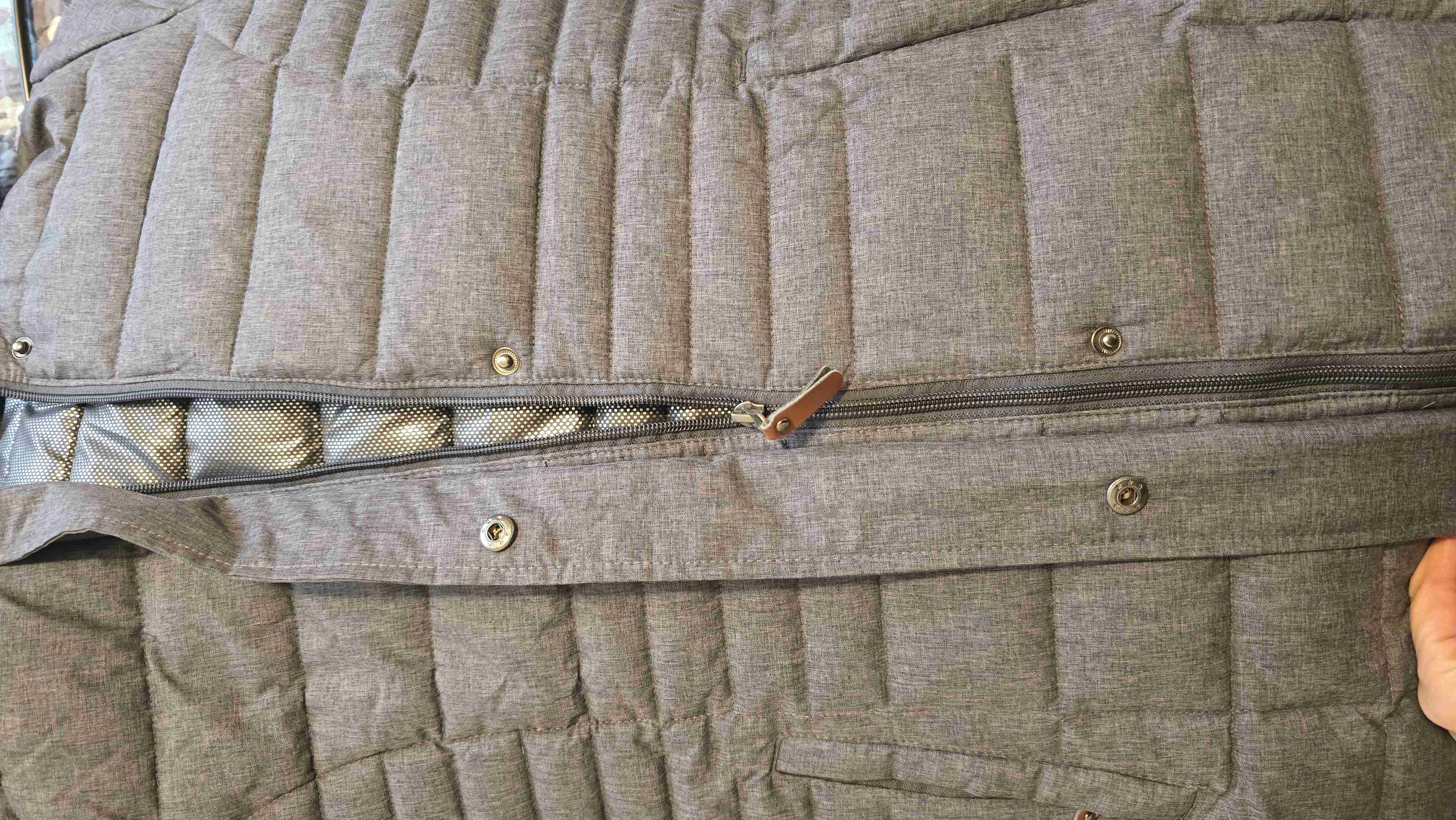 Parka gris con capucha peluda - miniatura 3