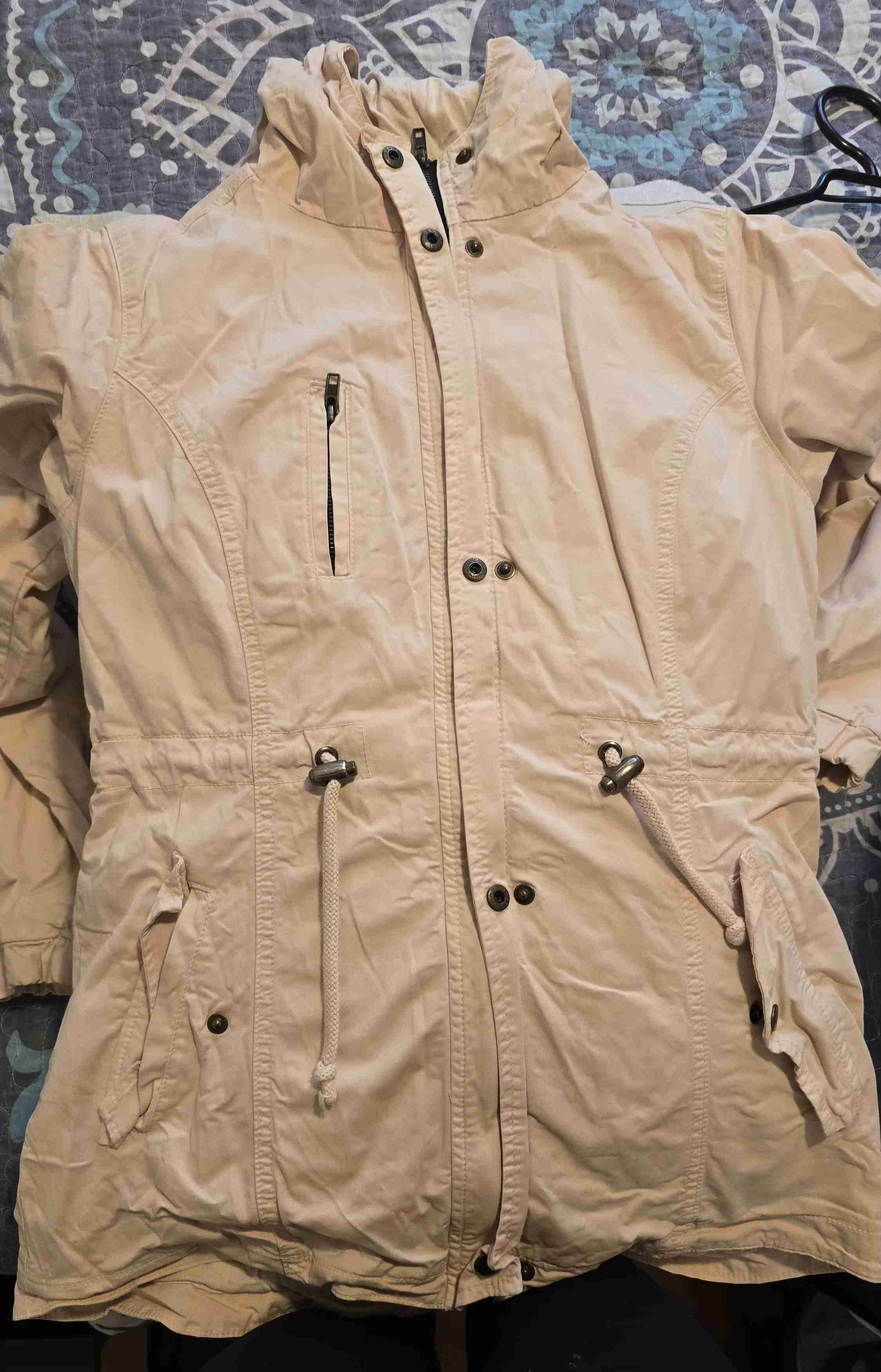 Parka rosa pálido con capucha