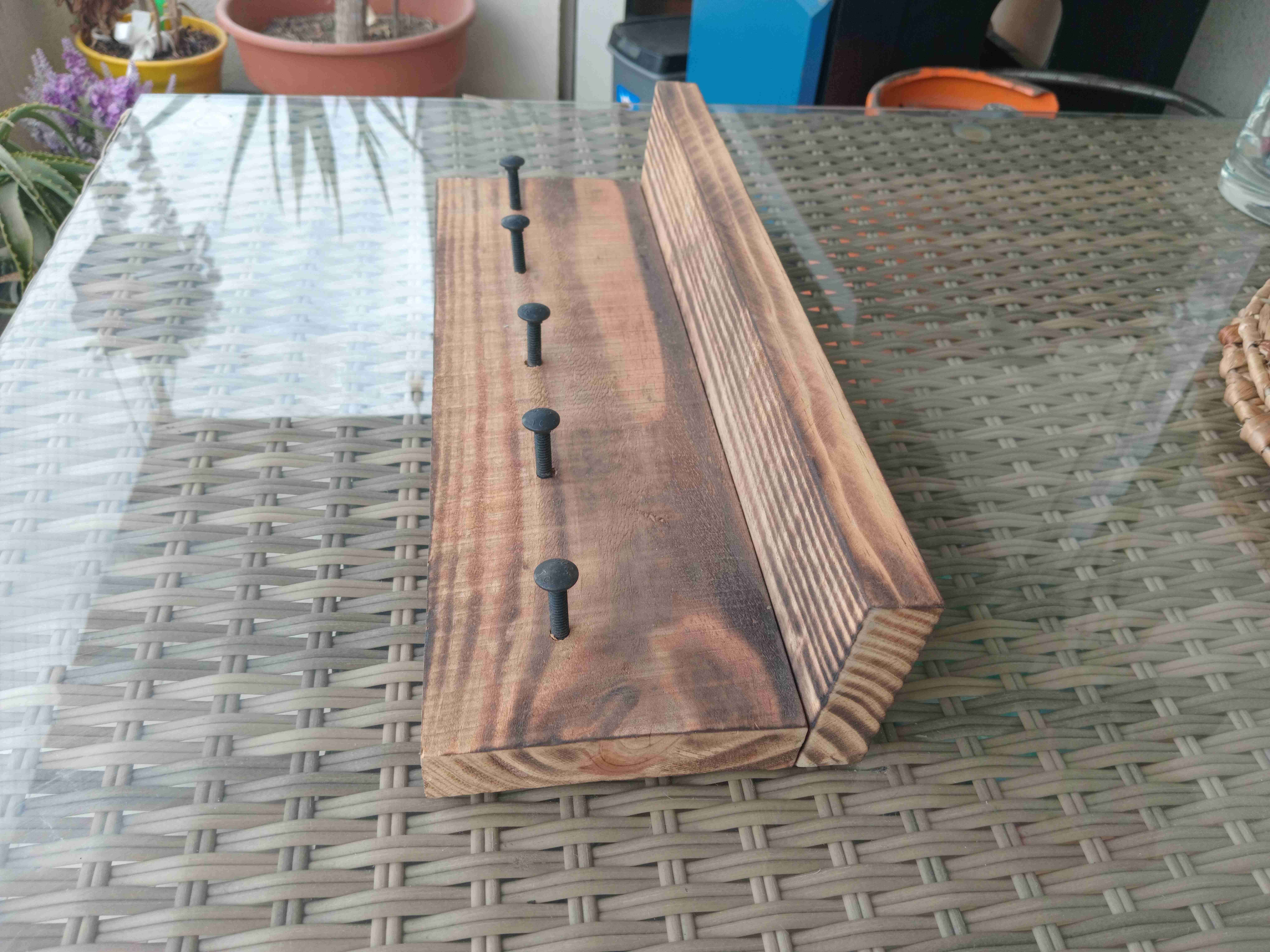 Perchero de madera con repisa - miniatura 2