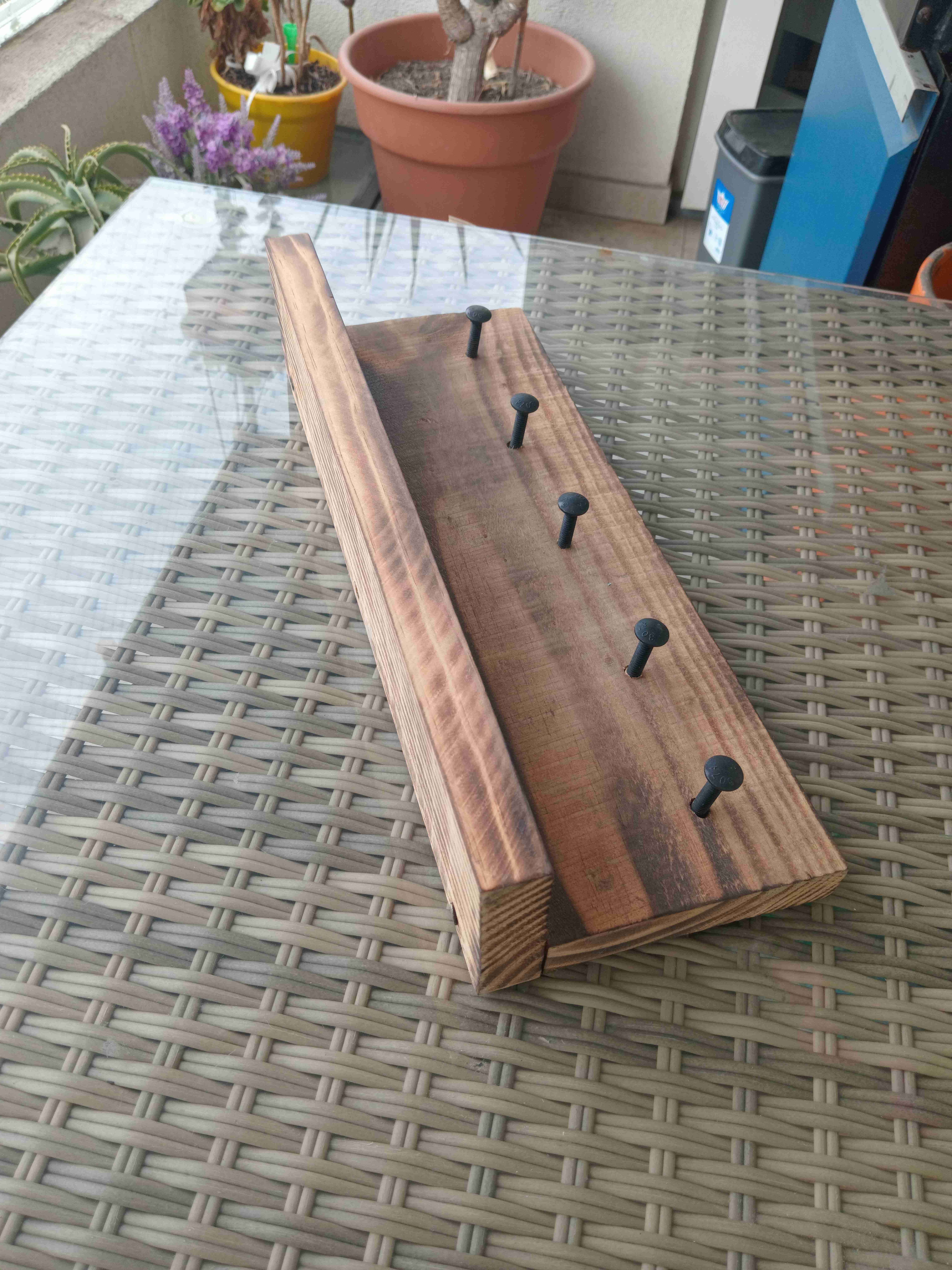 Perchero de madera con repisa - miniatura 3