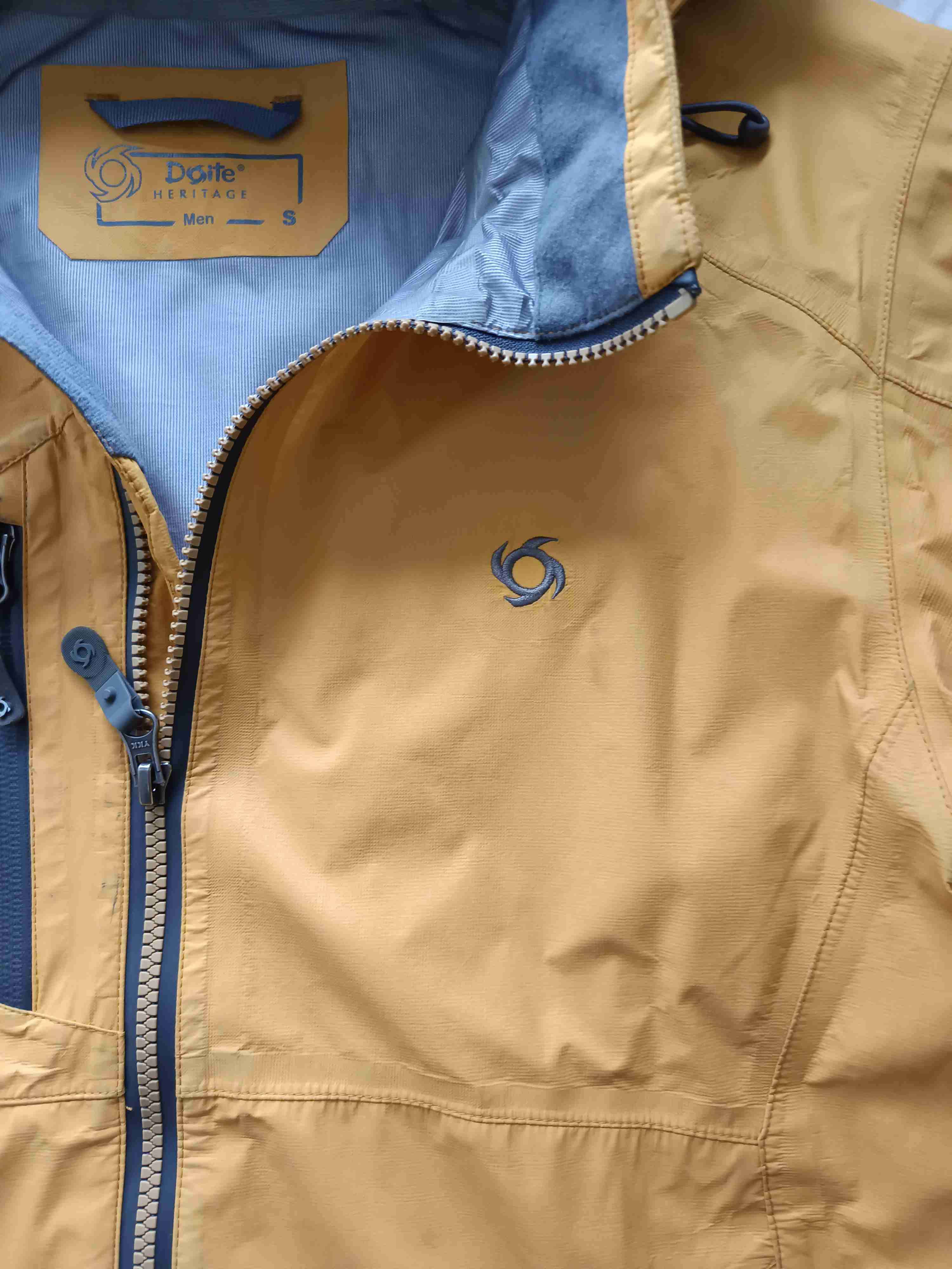 Chaqueta Doite 100% impermeable amarilla con gorro - miniatura 3