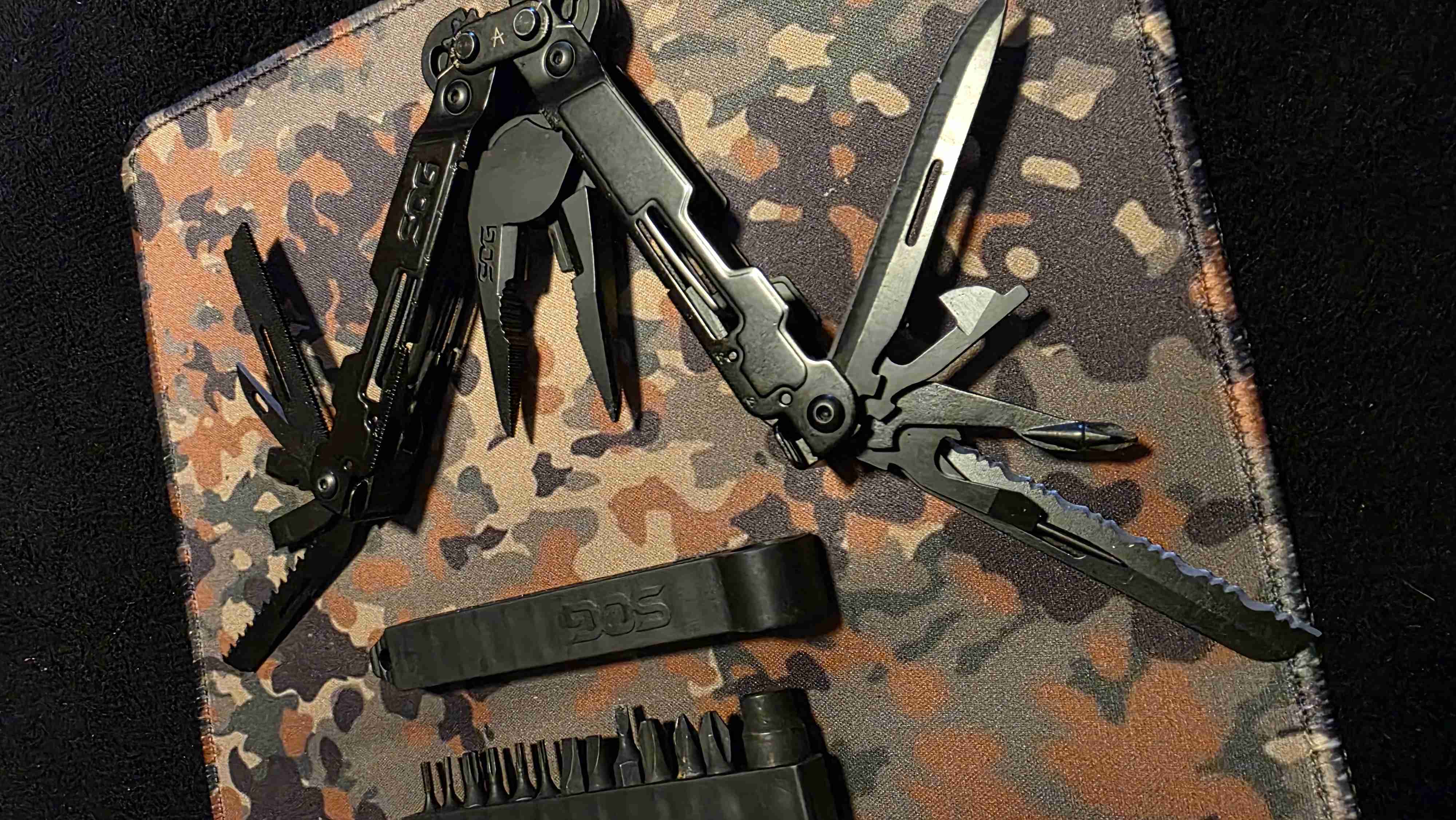 Herramienta multifunción SOG con funda - miniatura 2