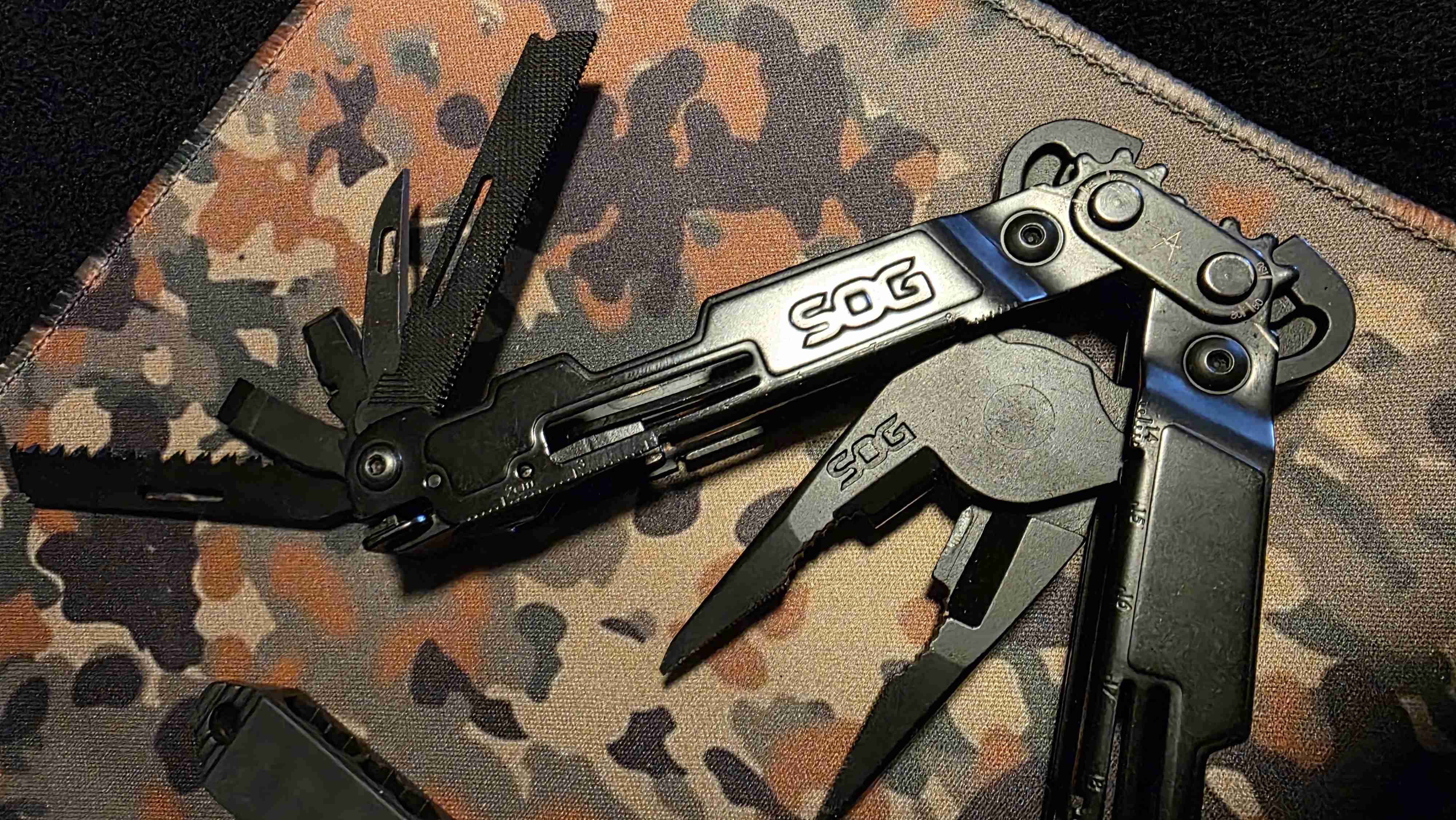 Herramienta multifunción SOG con funda - miniatura 3