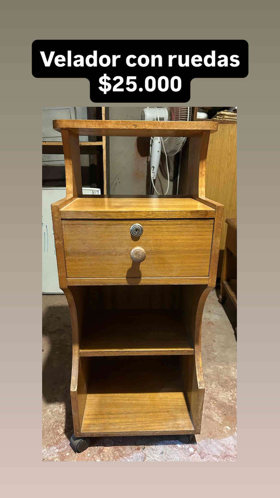 Velador de madera con ruedas
