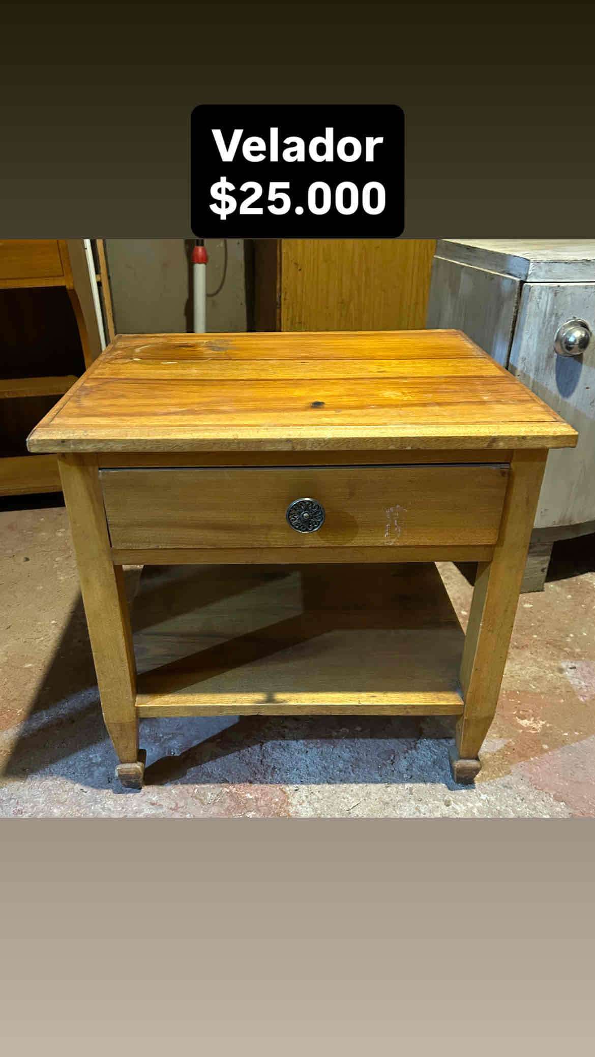 Velador de madera con cajón