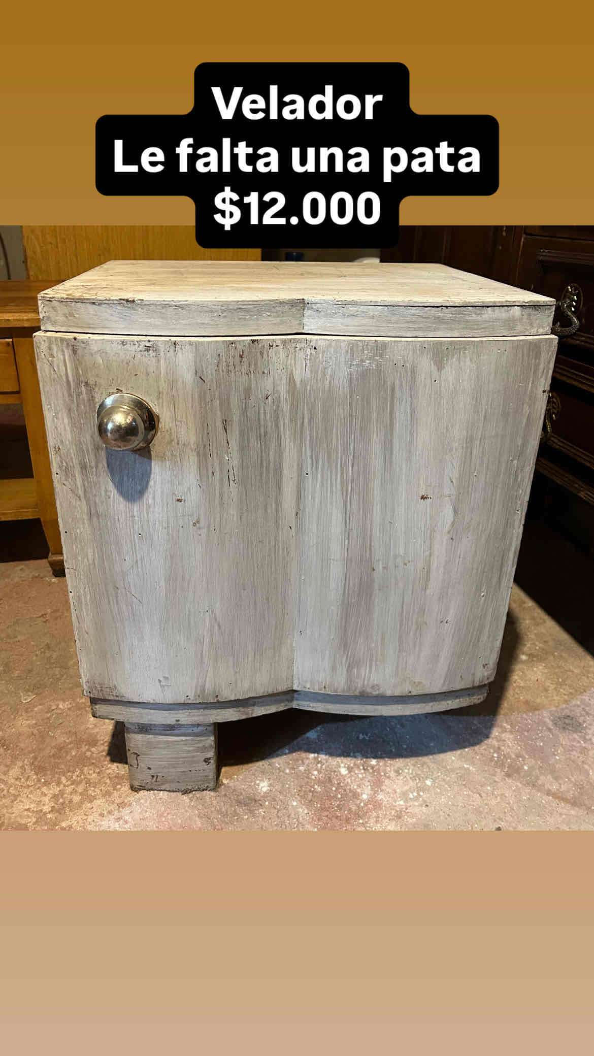 Velador en madera con defecto