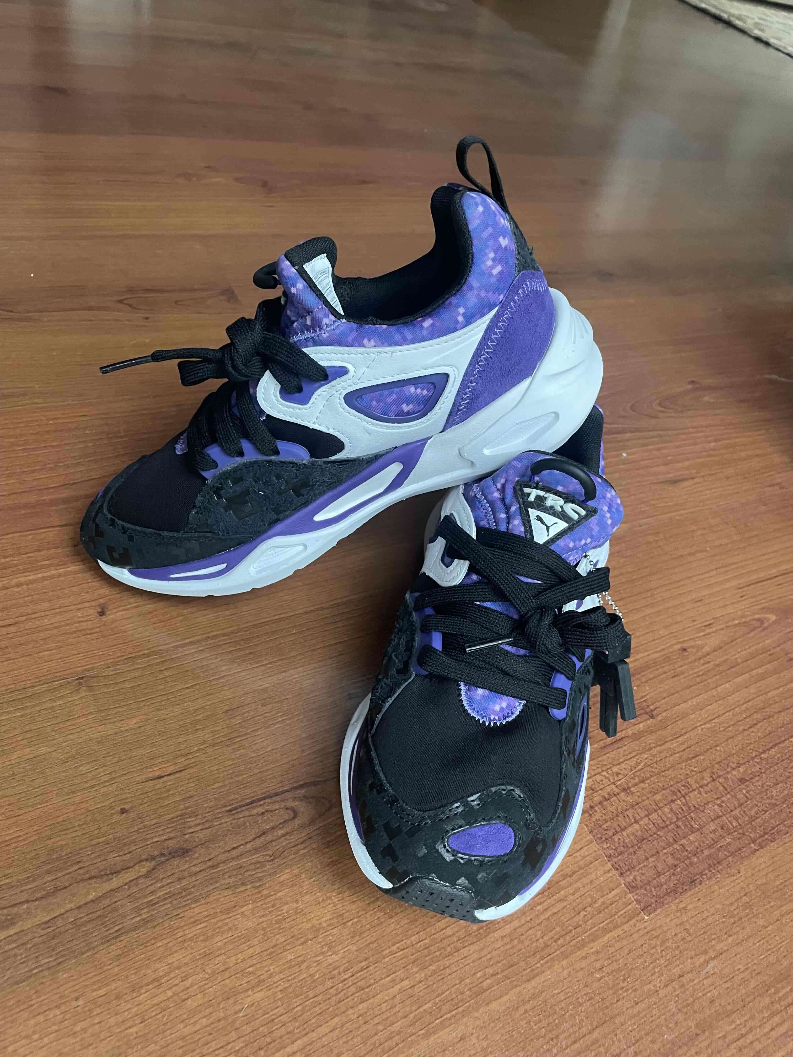 Zapatillas deportivas negras y moradas marca Puma