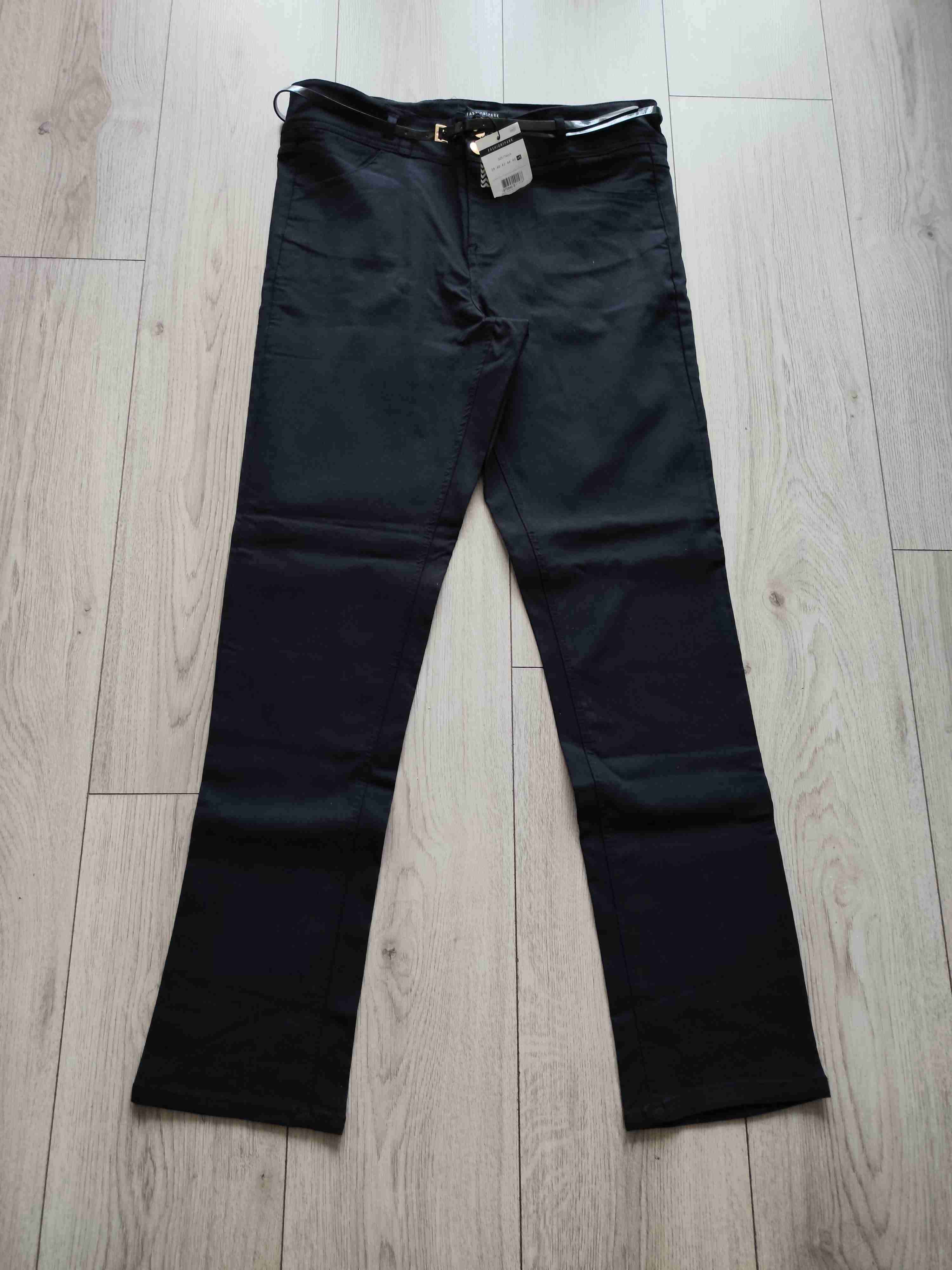 Pantalón negro con etiqueta