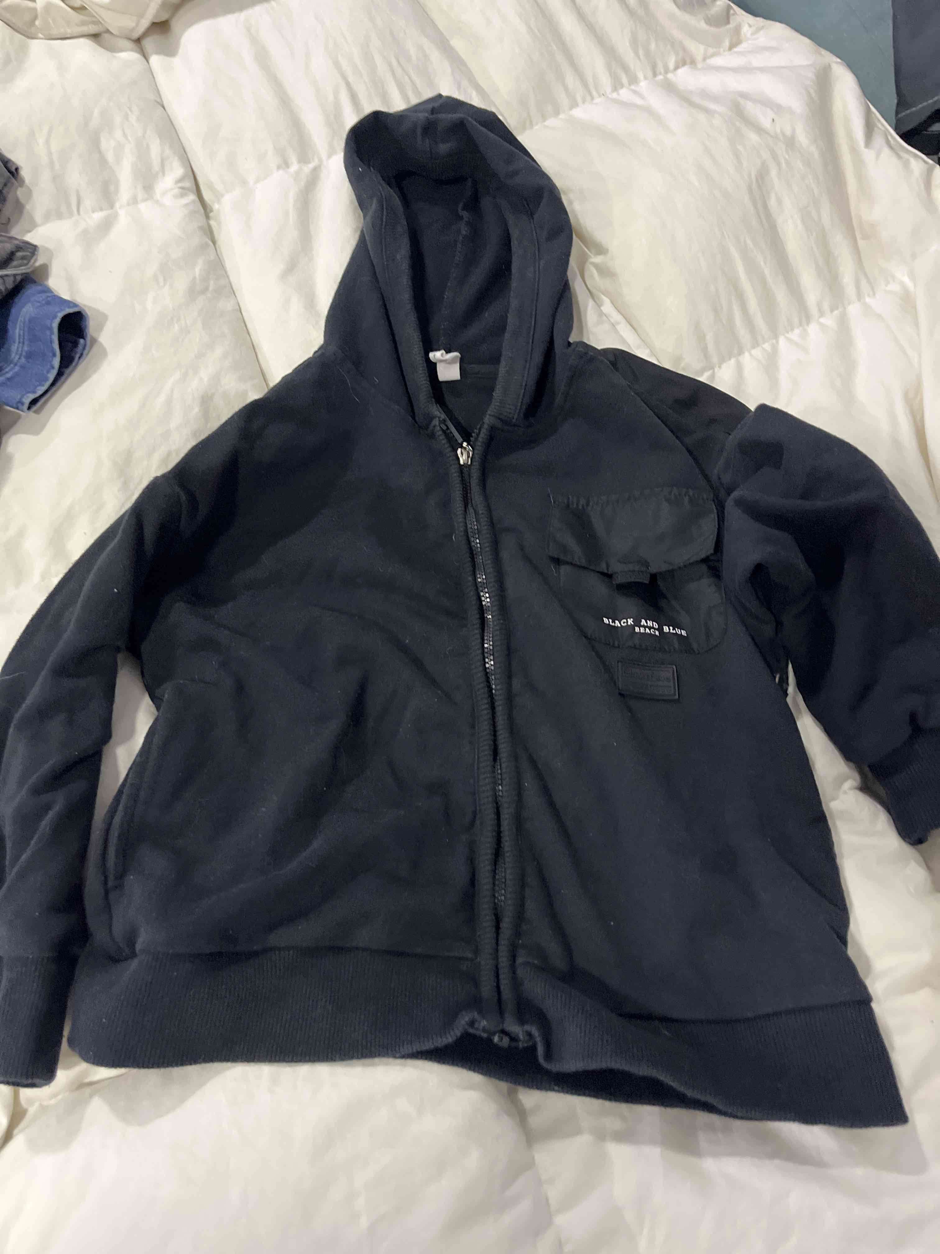 Polerón negro con capucha - miniatura 1