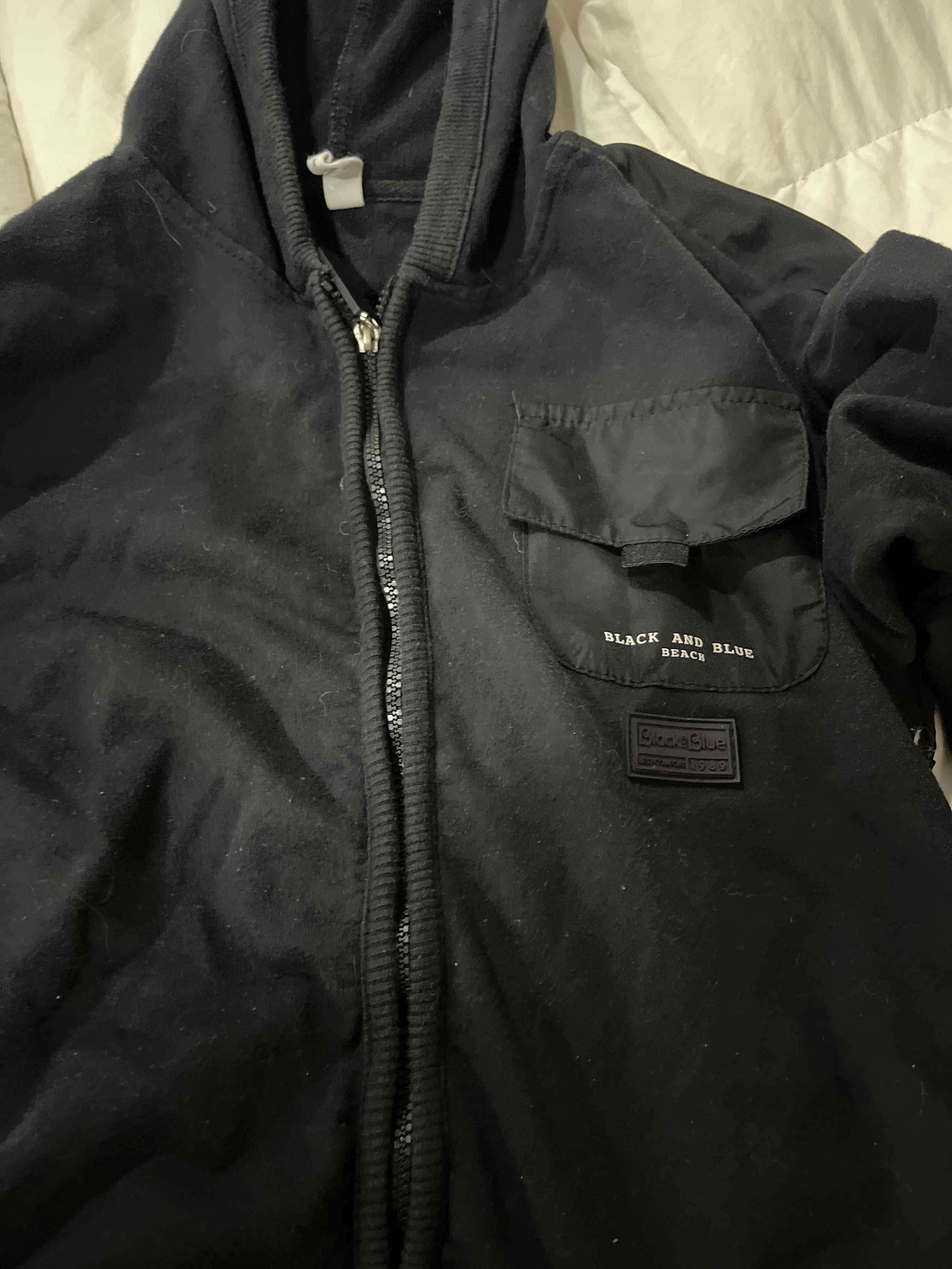 Polerón negro con capucha - miniatura 2