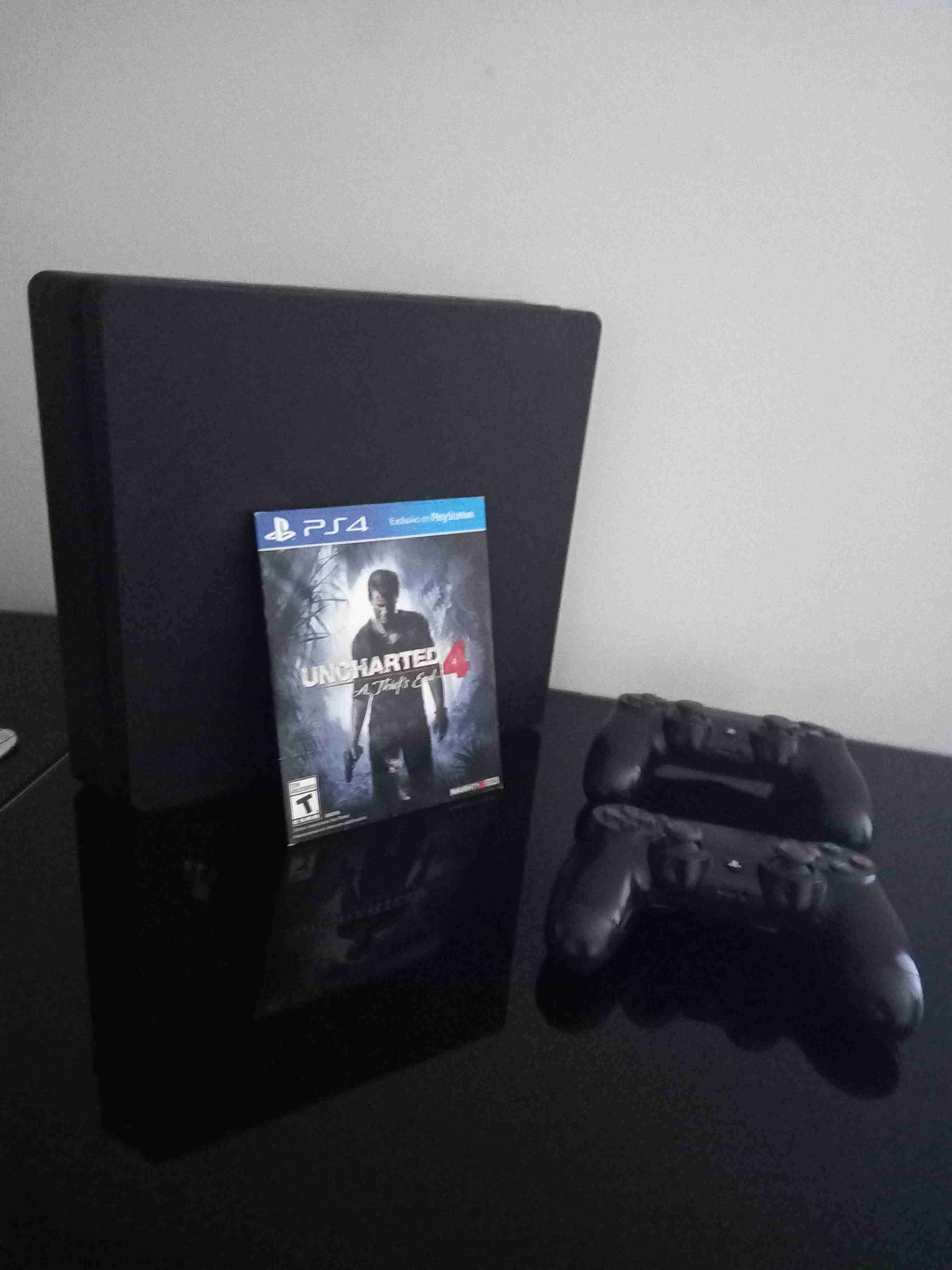 Consola PS4 con el uncharted 4 y 2 controles - miniatura 1