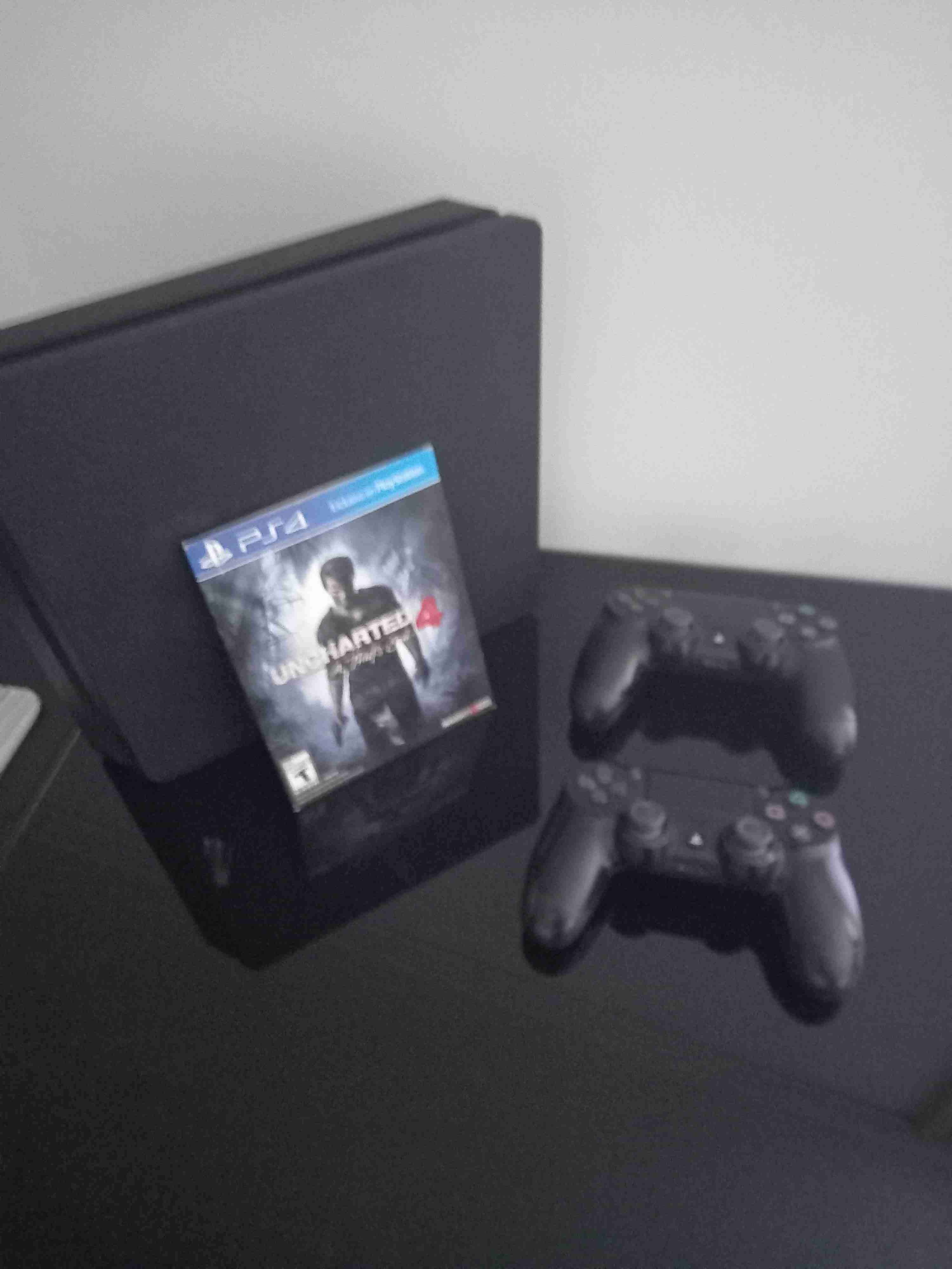 Consola PS4 con el uncharted 4 y 2 controles - miniatura 2