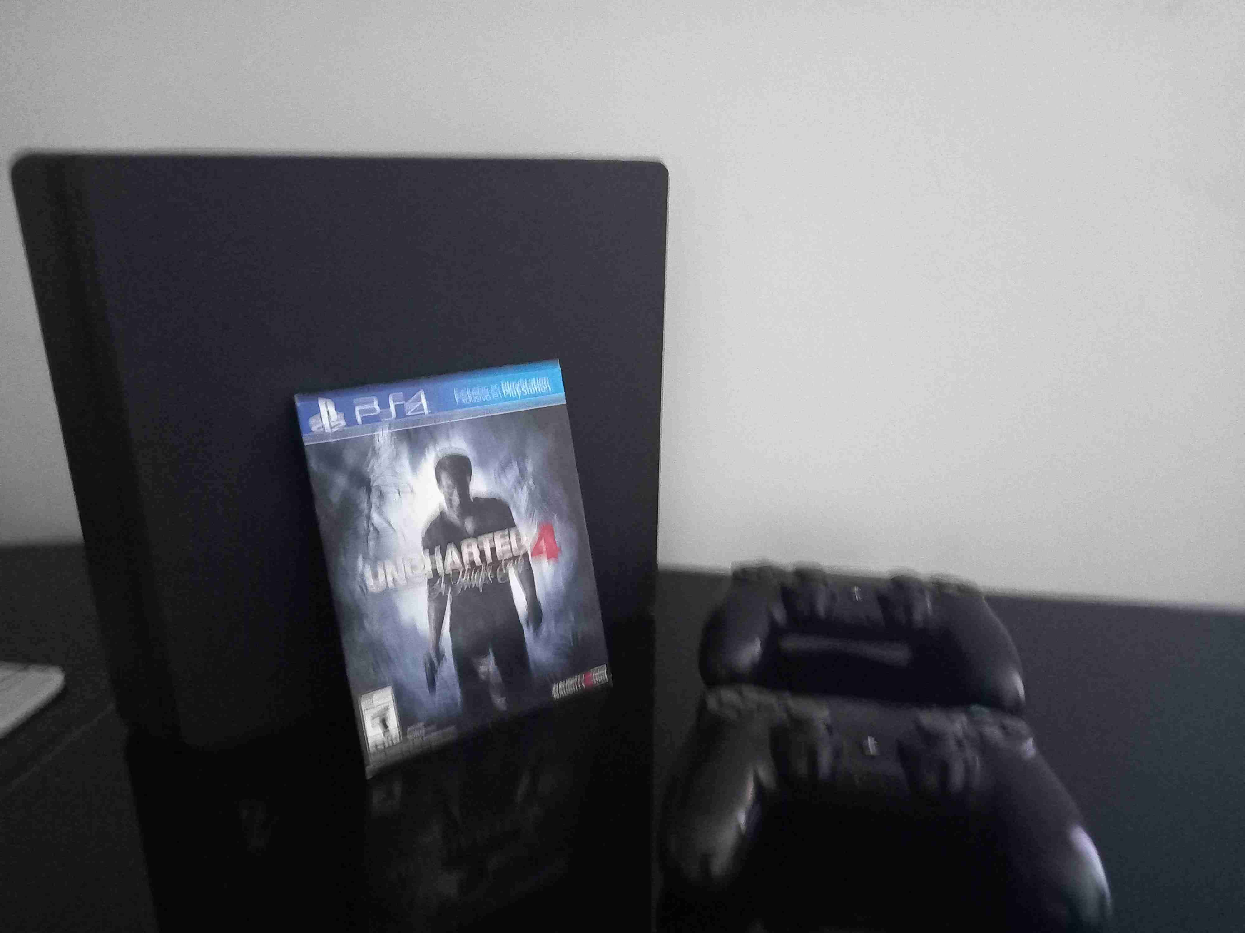 Consola PS4 con el uncharted 4 y 2 controles - miniatura 3