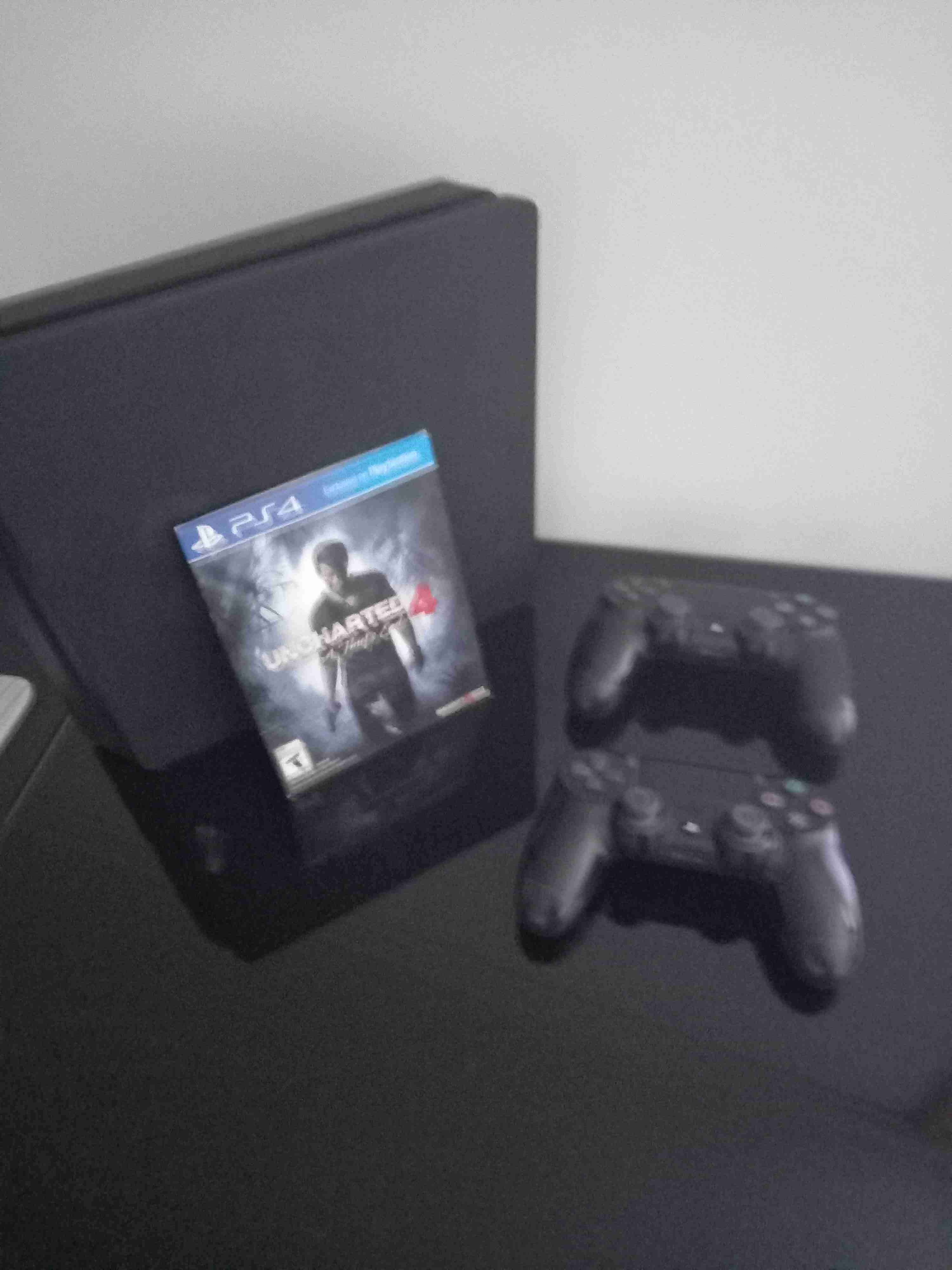 Consola PS4 con el uncharted 4 y 2 controles - miniatura 4