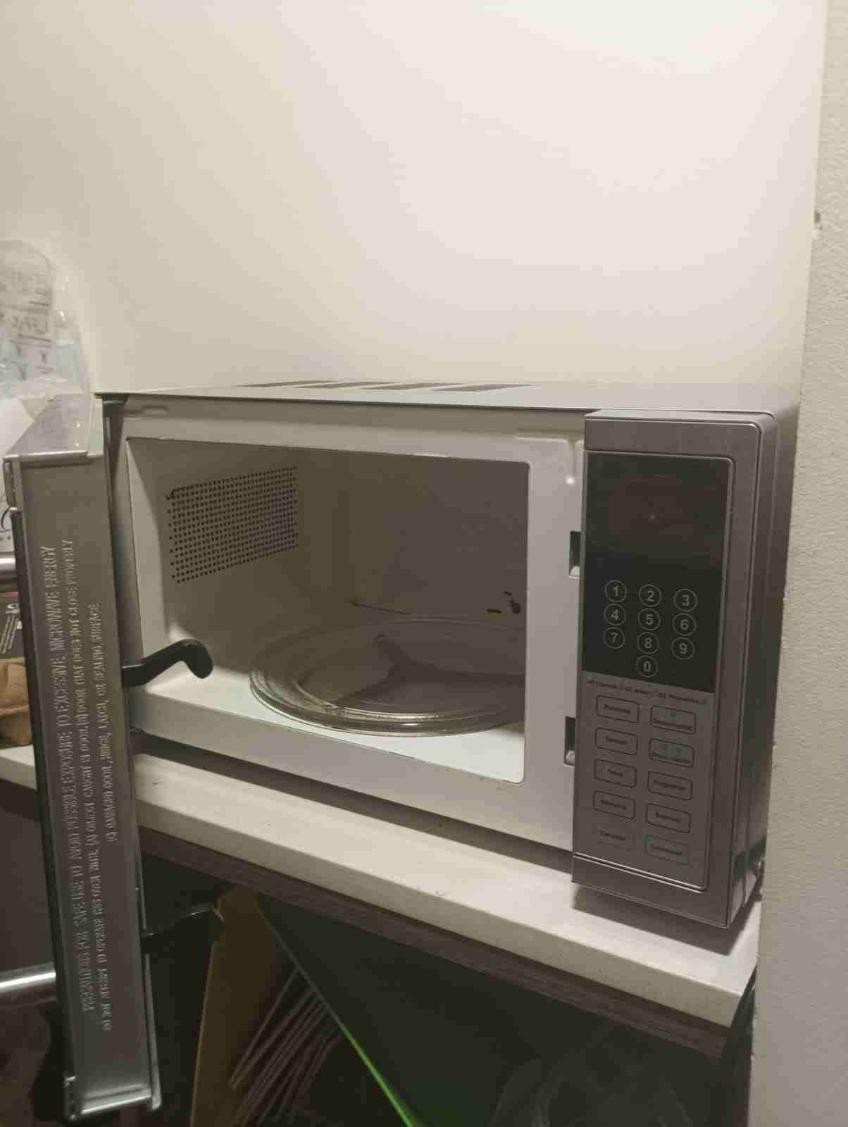 Microondas plateado usado - miniatura 1