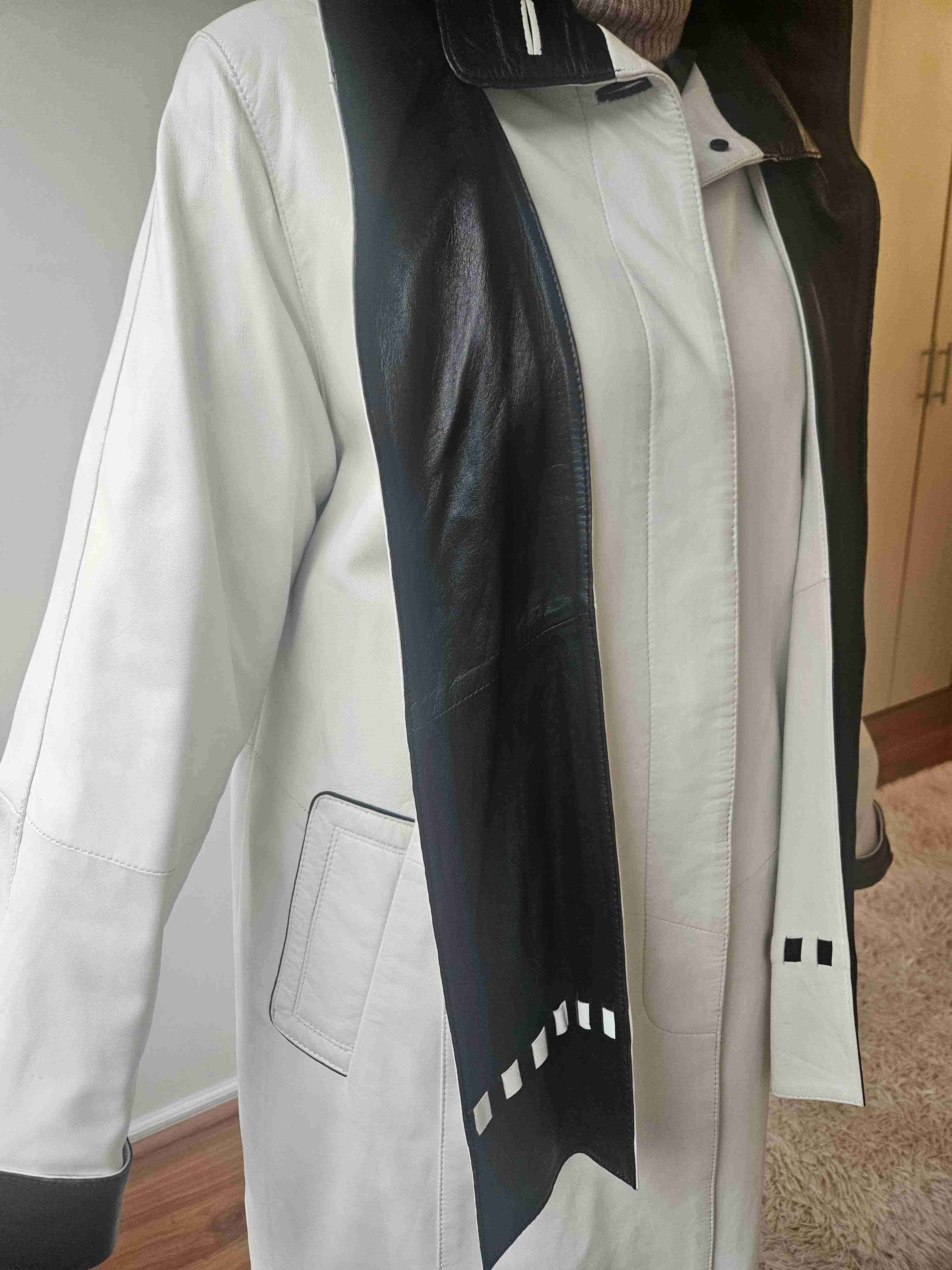 Abrigo de Cuero blanco con detalles negros - miniatura 1
