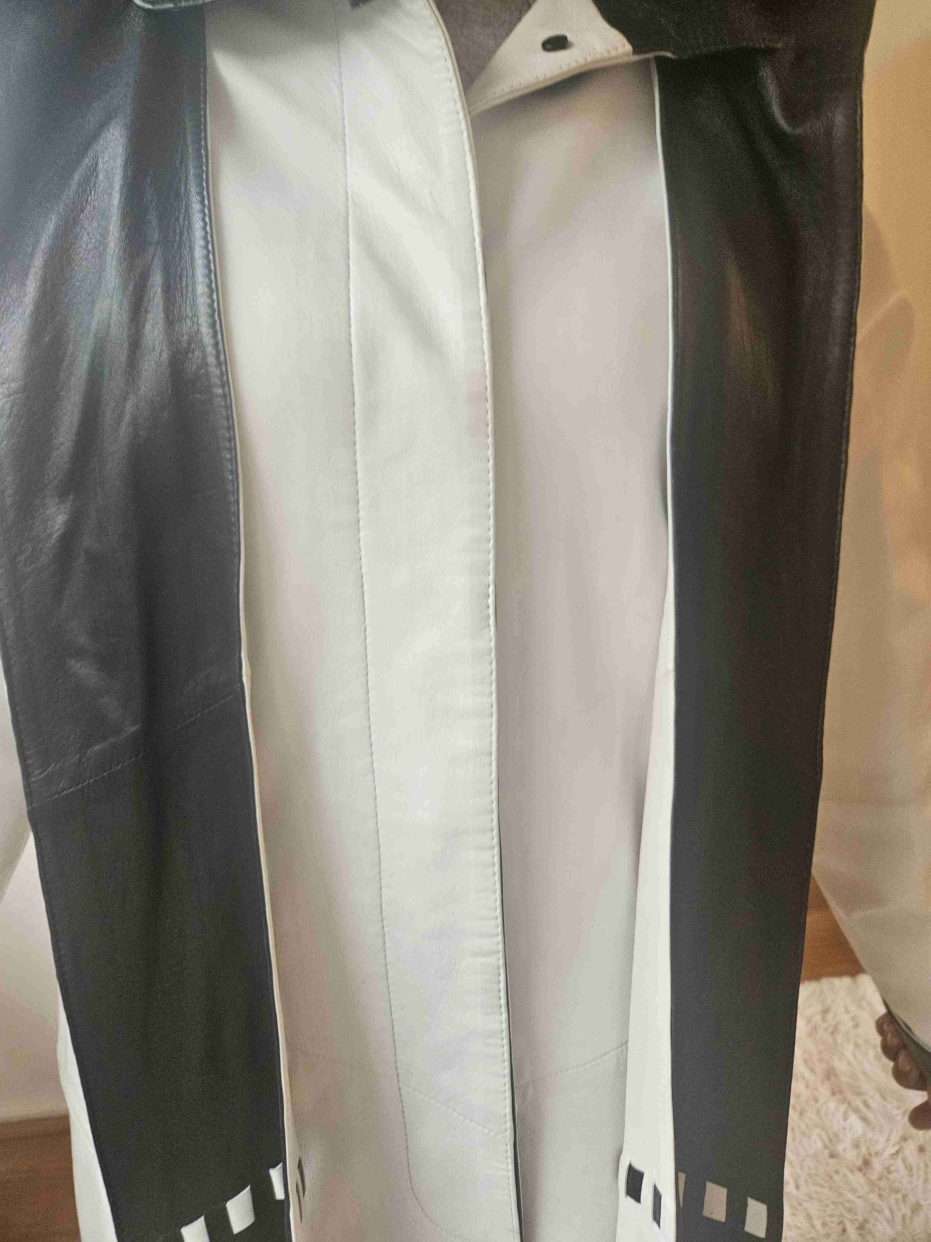 Abrigo de Cuero blanco con detalles negros - miniatura 2
