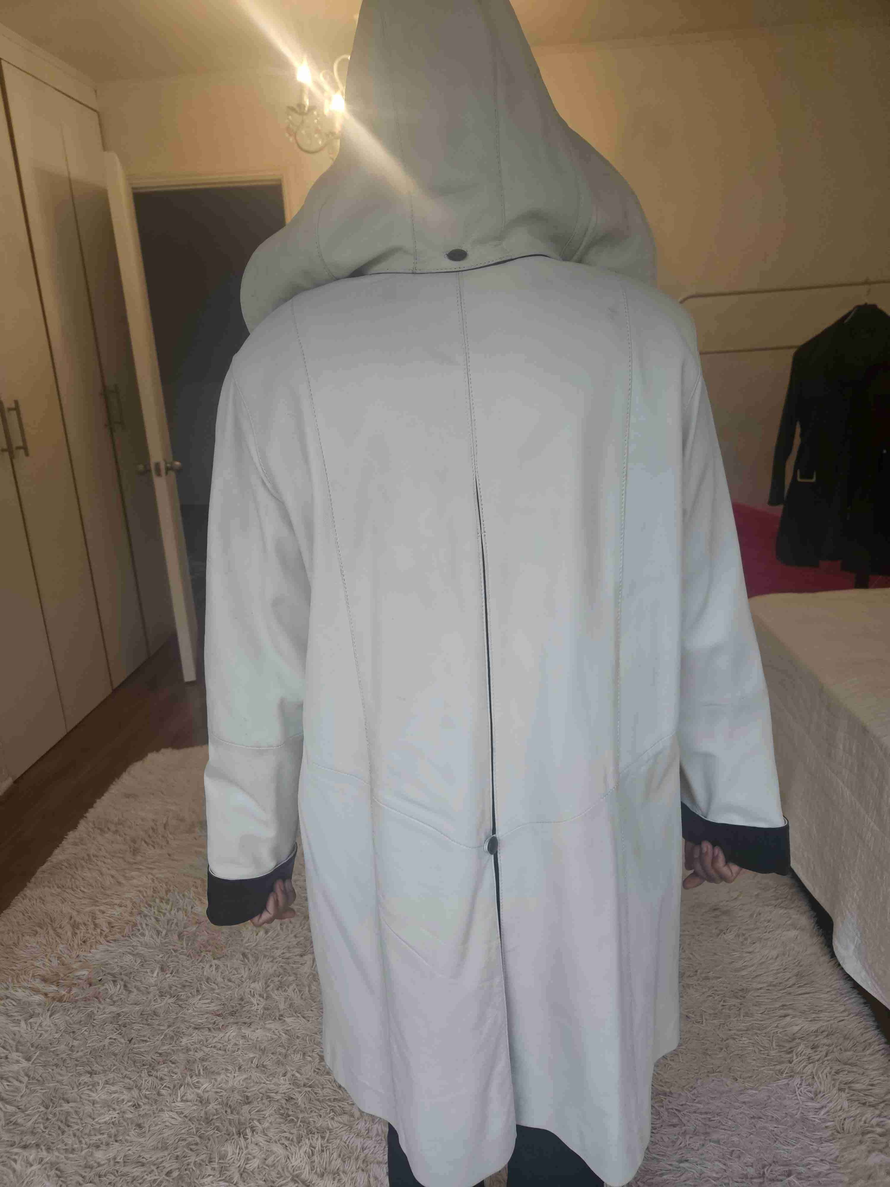 Abrigo de Cuero blanco con detalles negros - miniatura 3