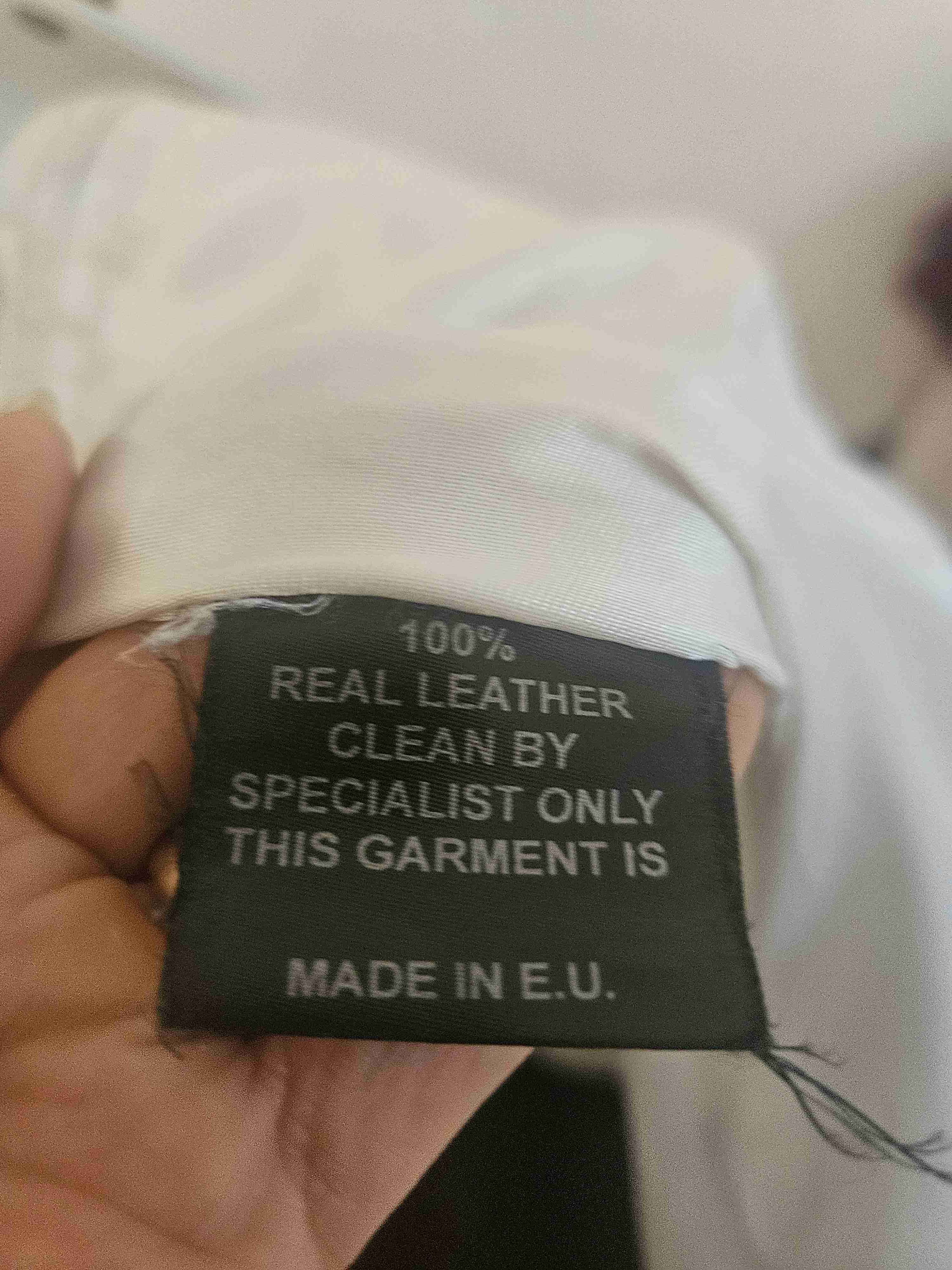 Abrigo de Cuero blanco con detalles negros - miniatura 4