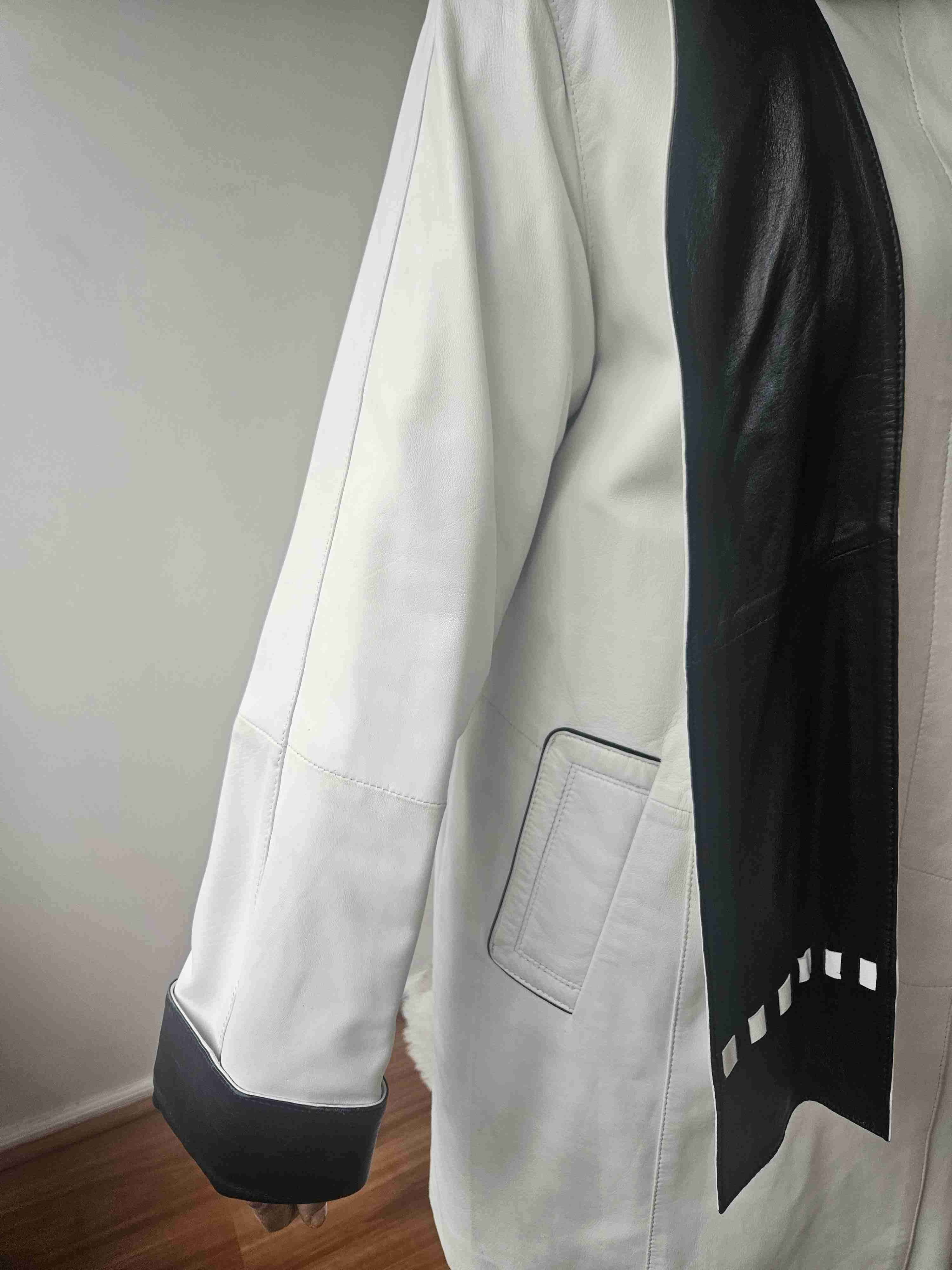 Abrigo de Cuero blanco con detalles negros - miniatura 5