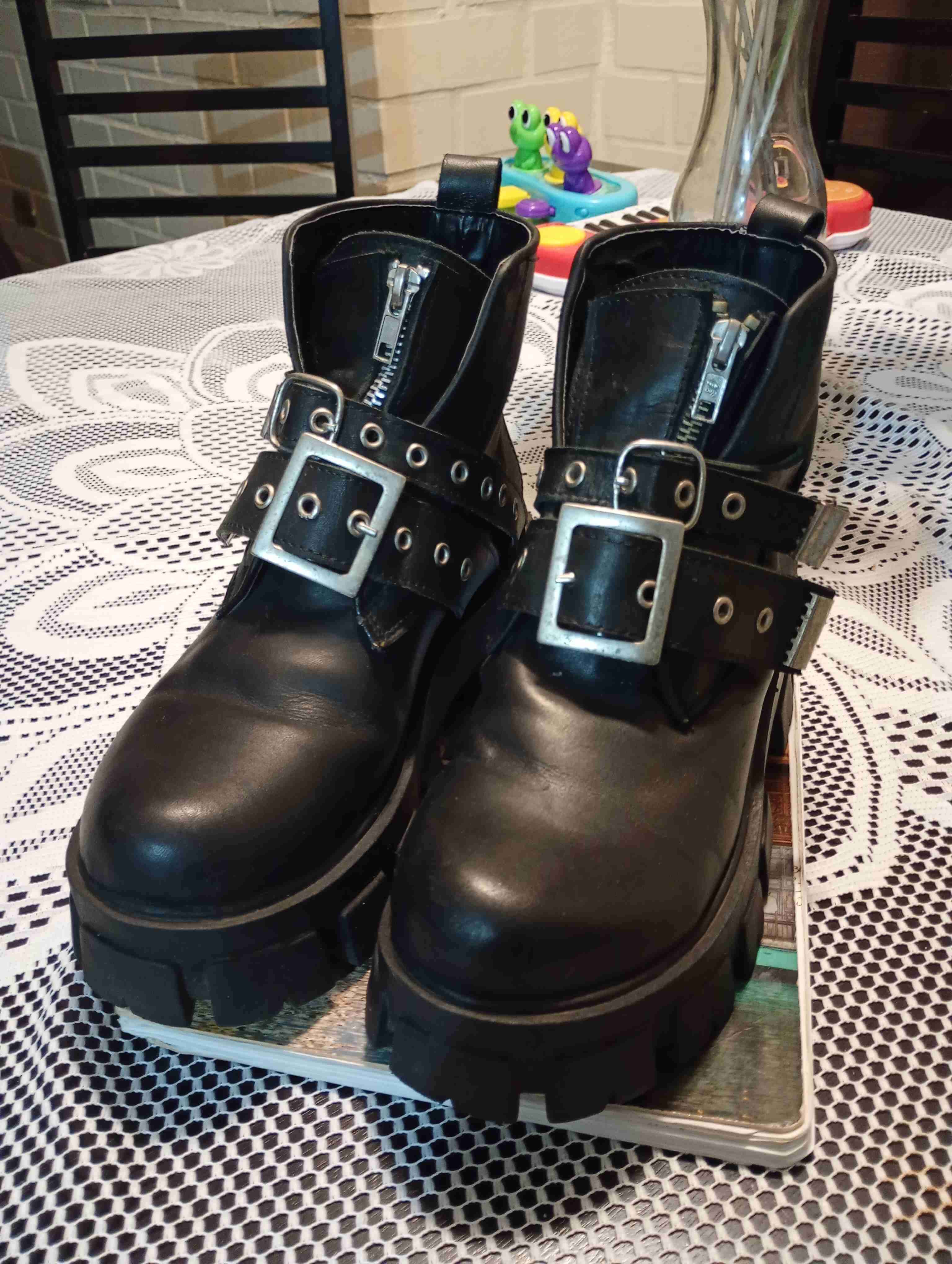 Botines negros con hebillas - miniatura 1