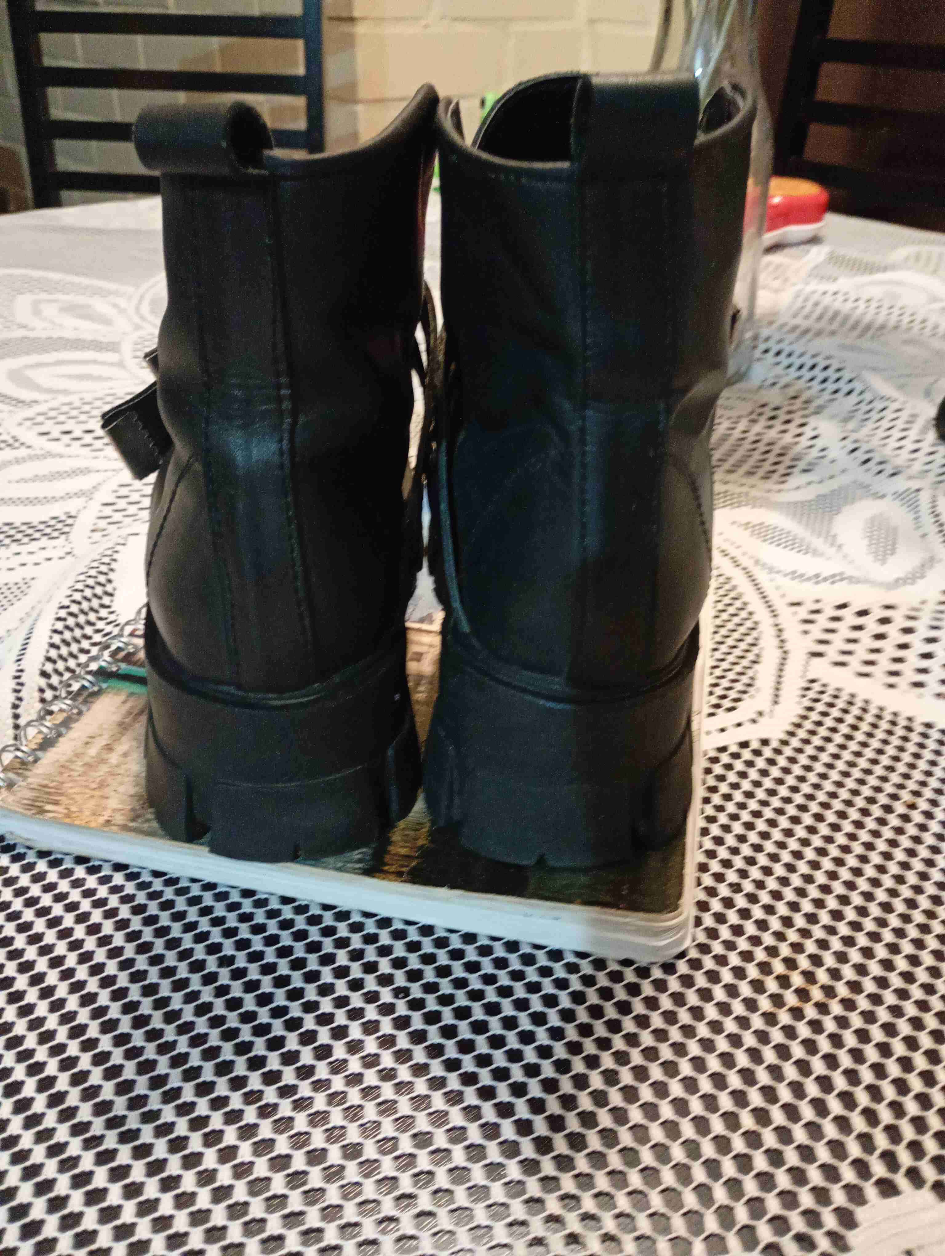 Botines negros con hebillas - miniatura 2