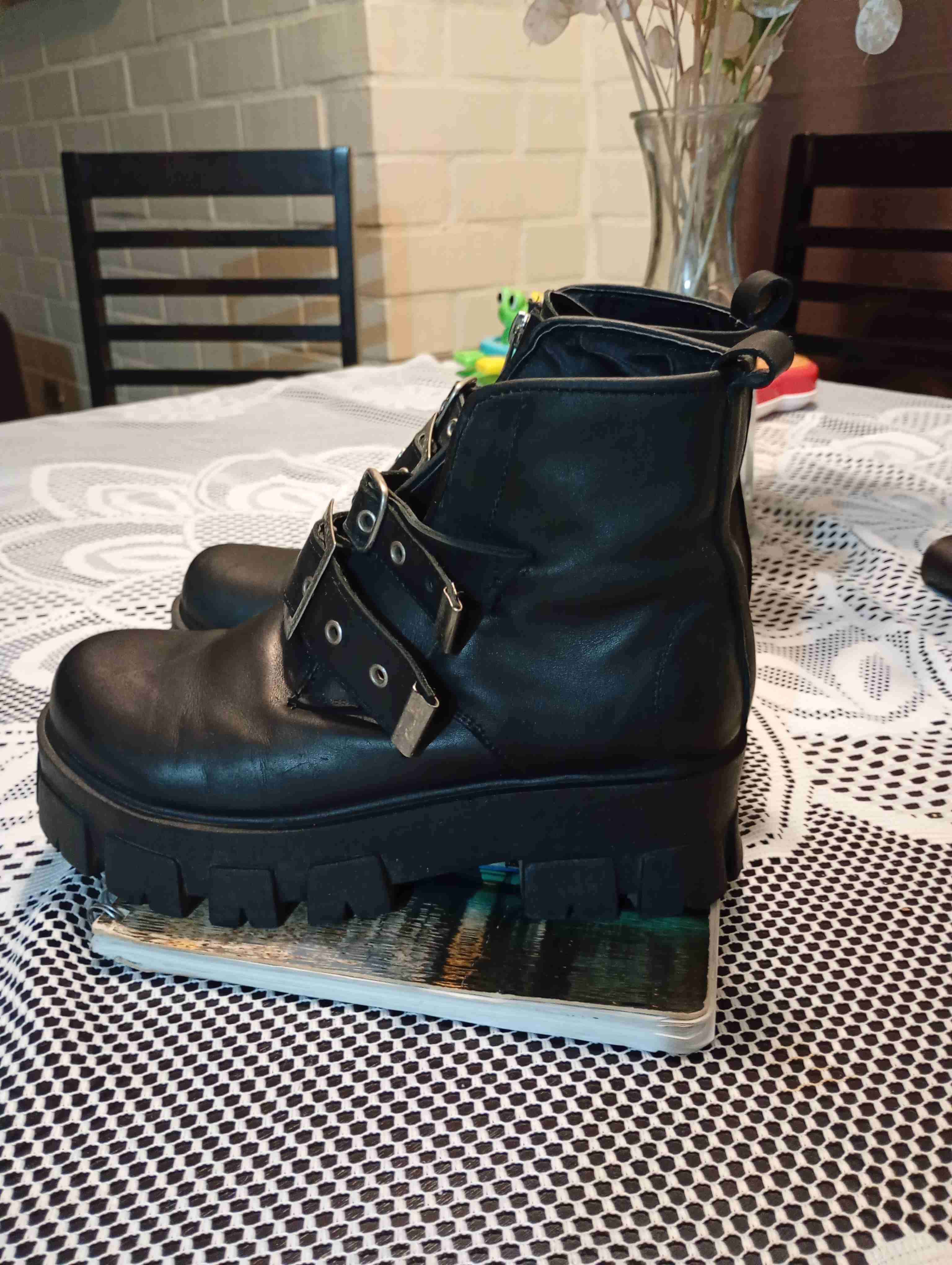 Botines negros con hebillas - miniatura 4