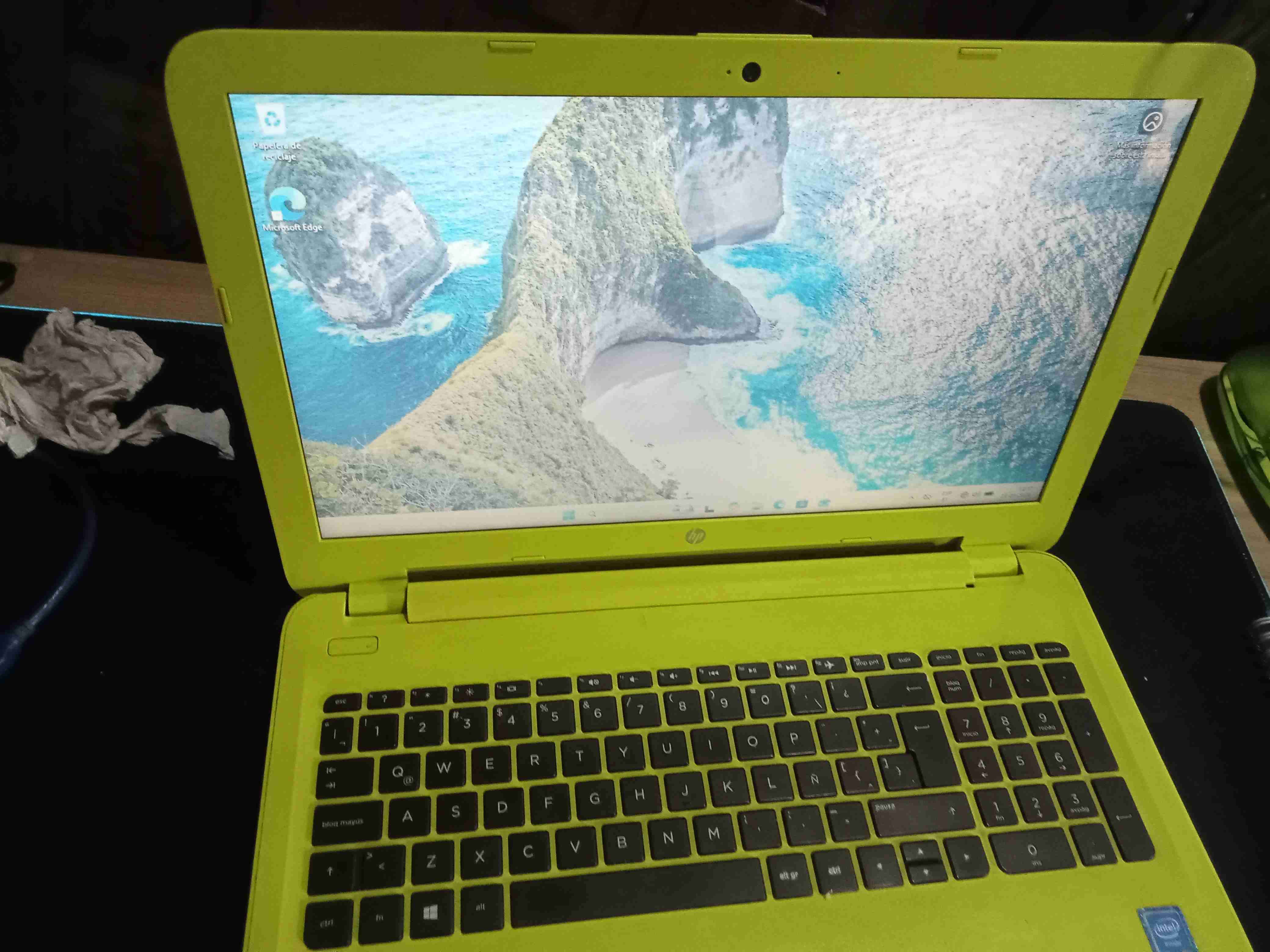 Notebook HP amarillo - miniatura 2