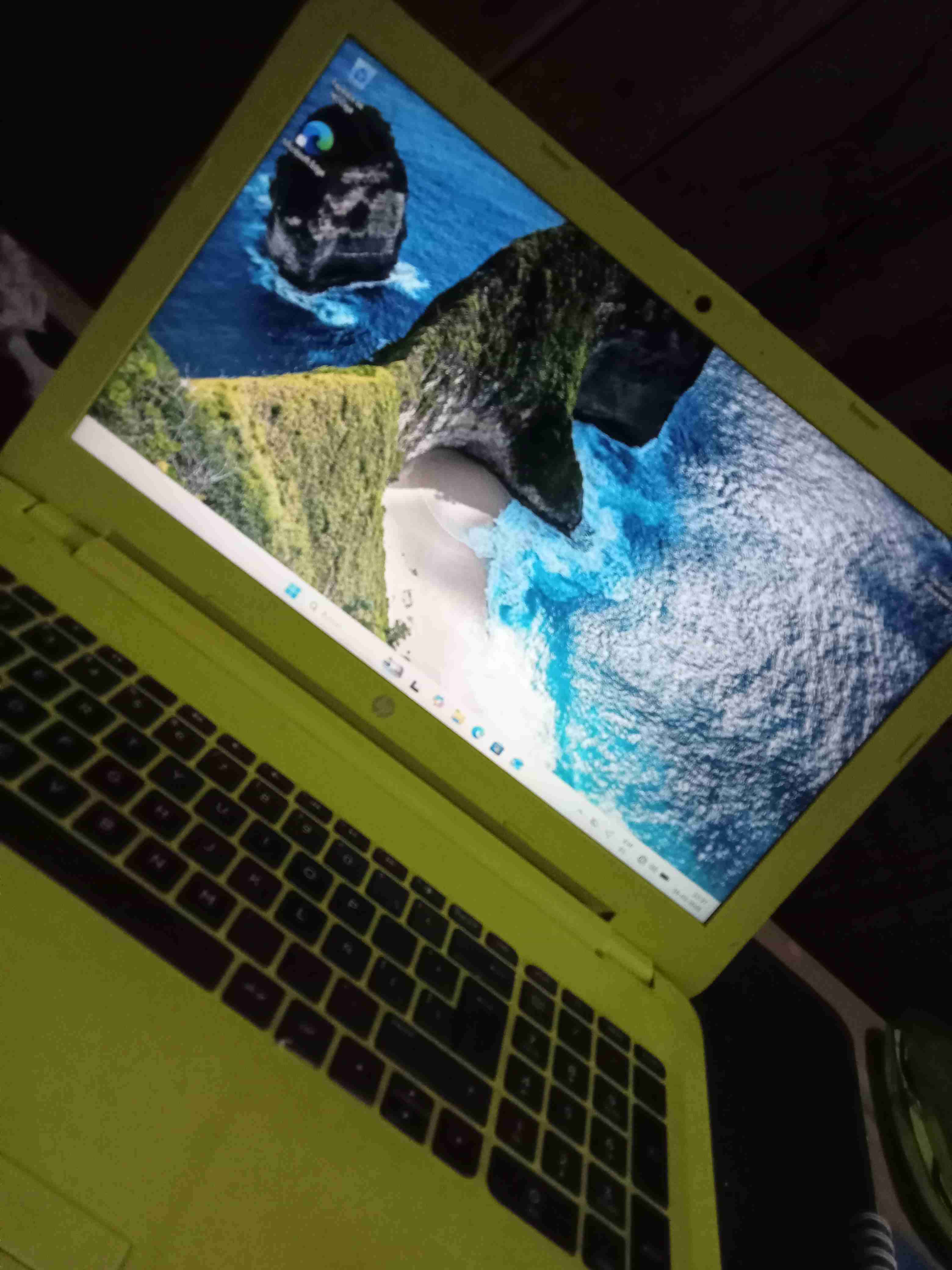 Notebook HP amarillo - miniatura 3