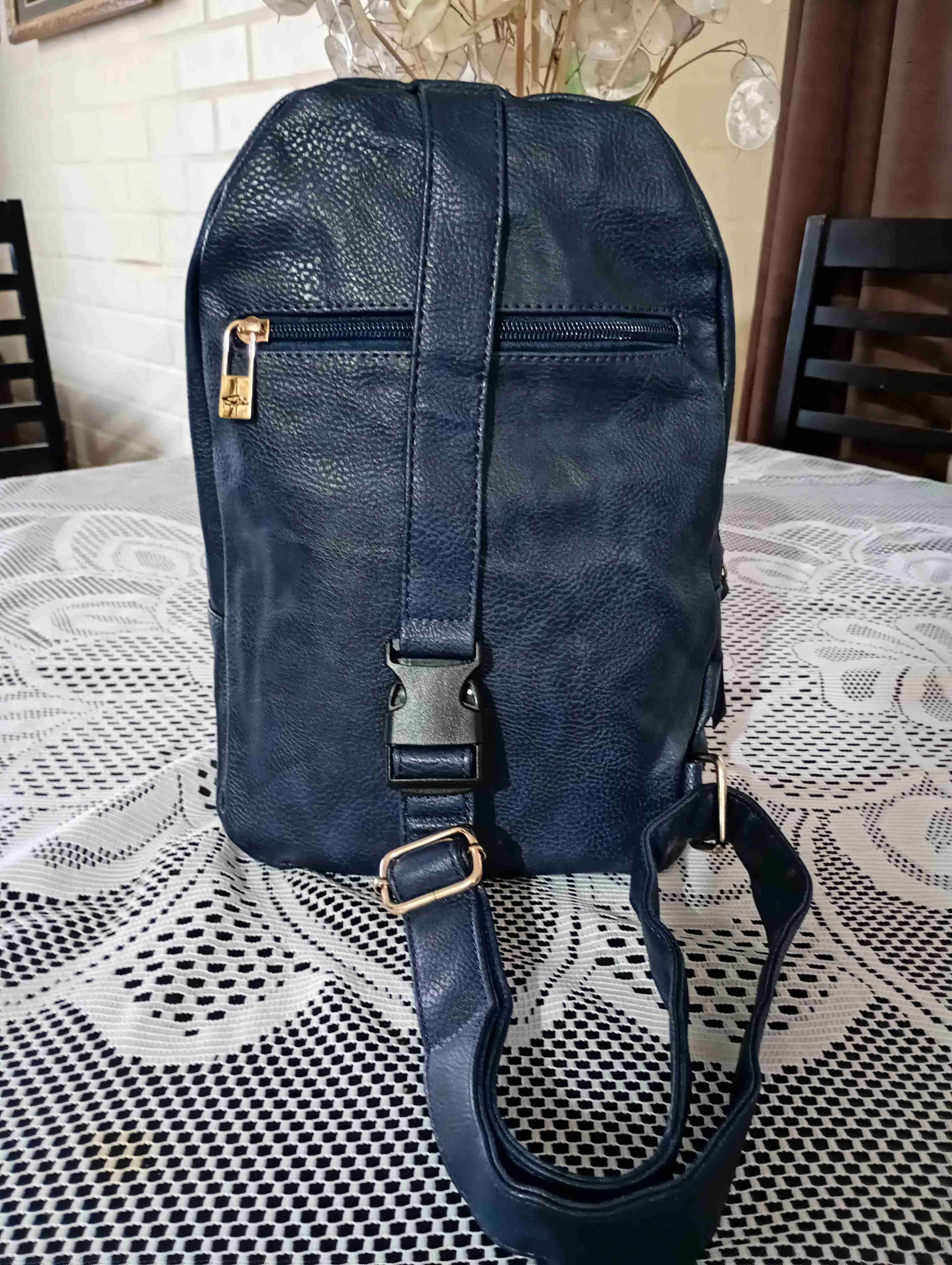 Bolso banalero ecocuero azul con bolsillo - miniatura 4