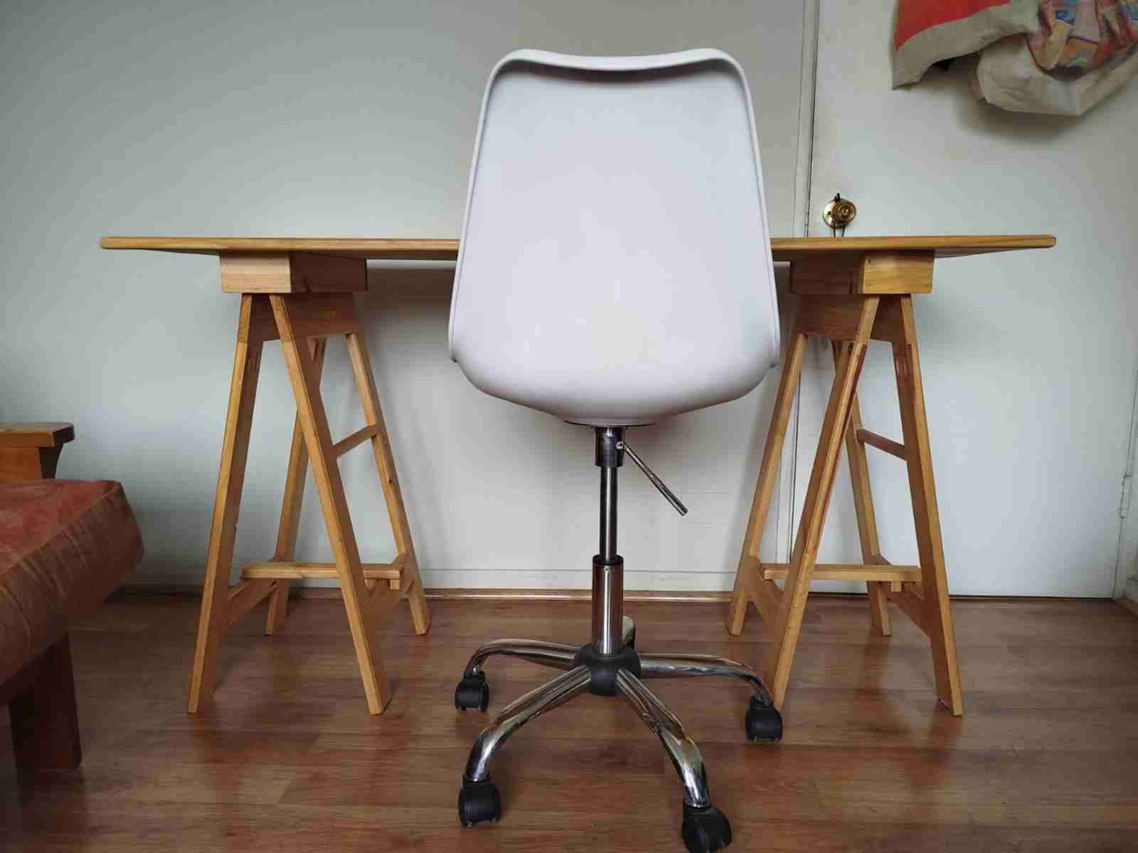 Escritorio de madera con silla - miniatura 1