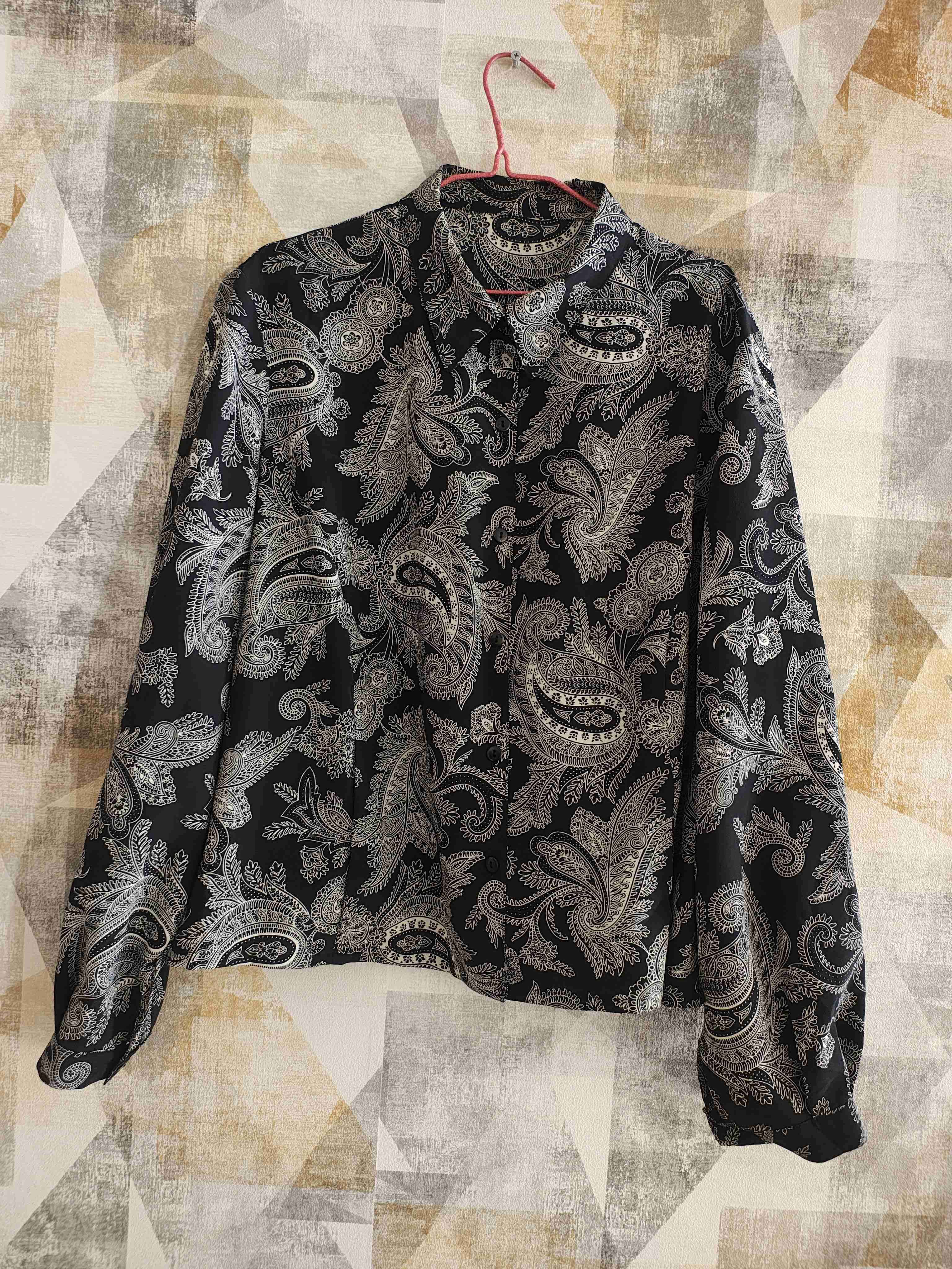 Camisa negra con diseño paisley - miniatura 1