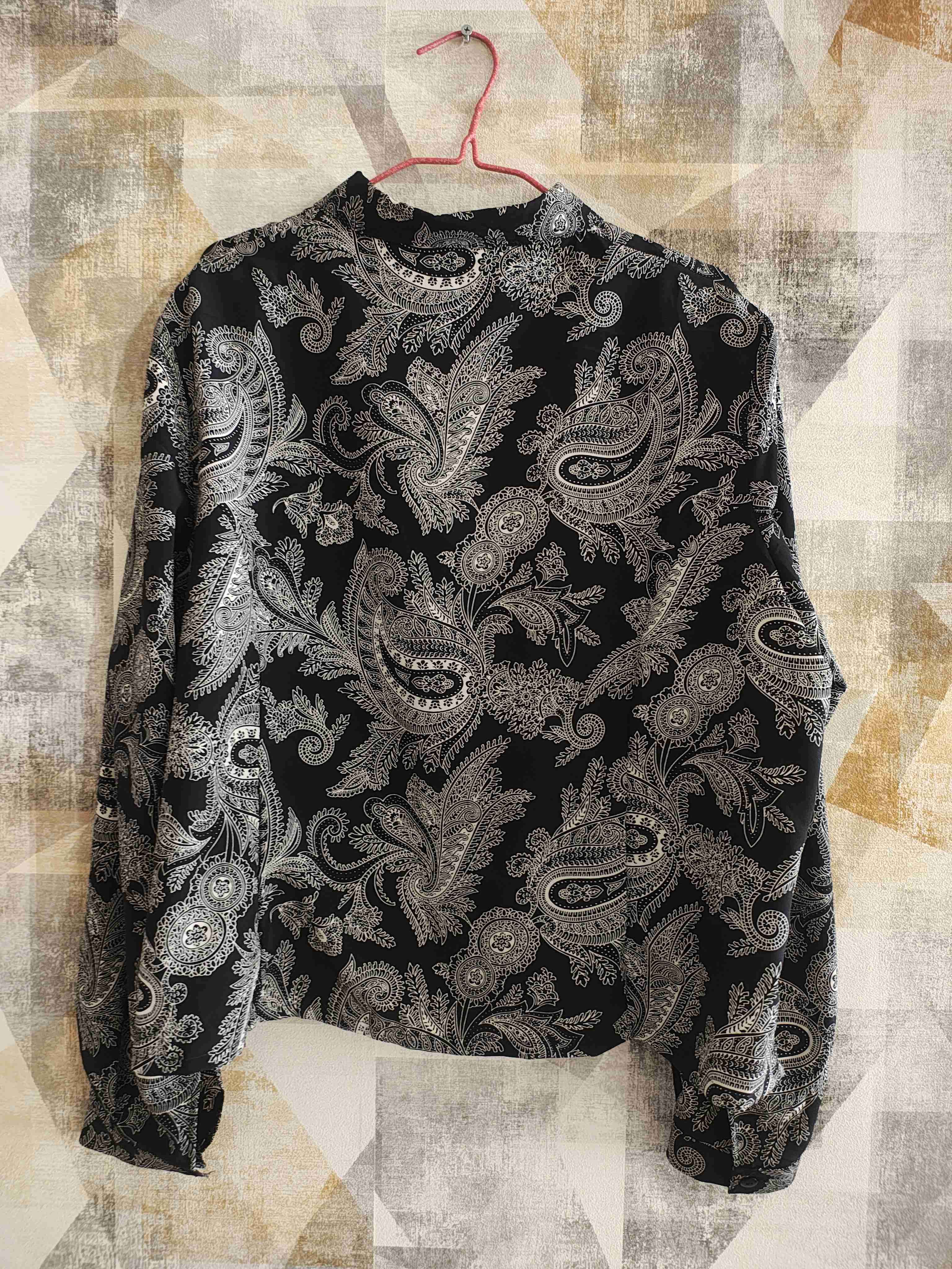 Camisa negra con diseño paisley - miniatura 2